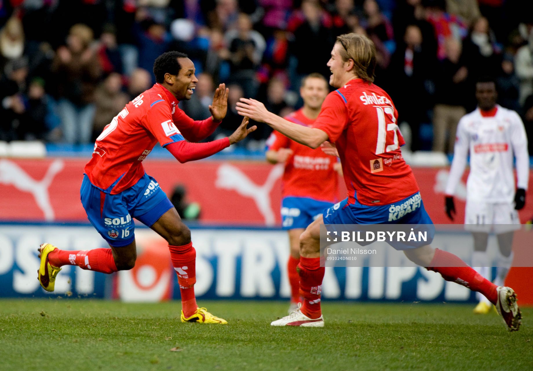  René Makondele, Helsingborg har gjort 1-0. Jubel med Olafur Skulason.