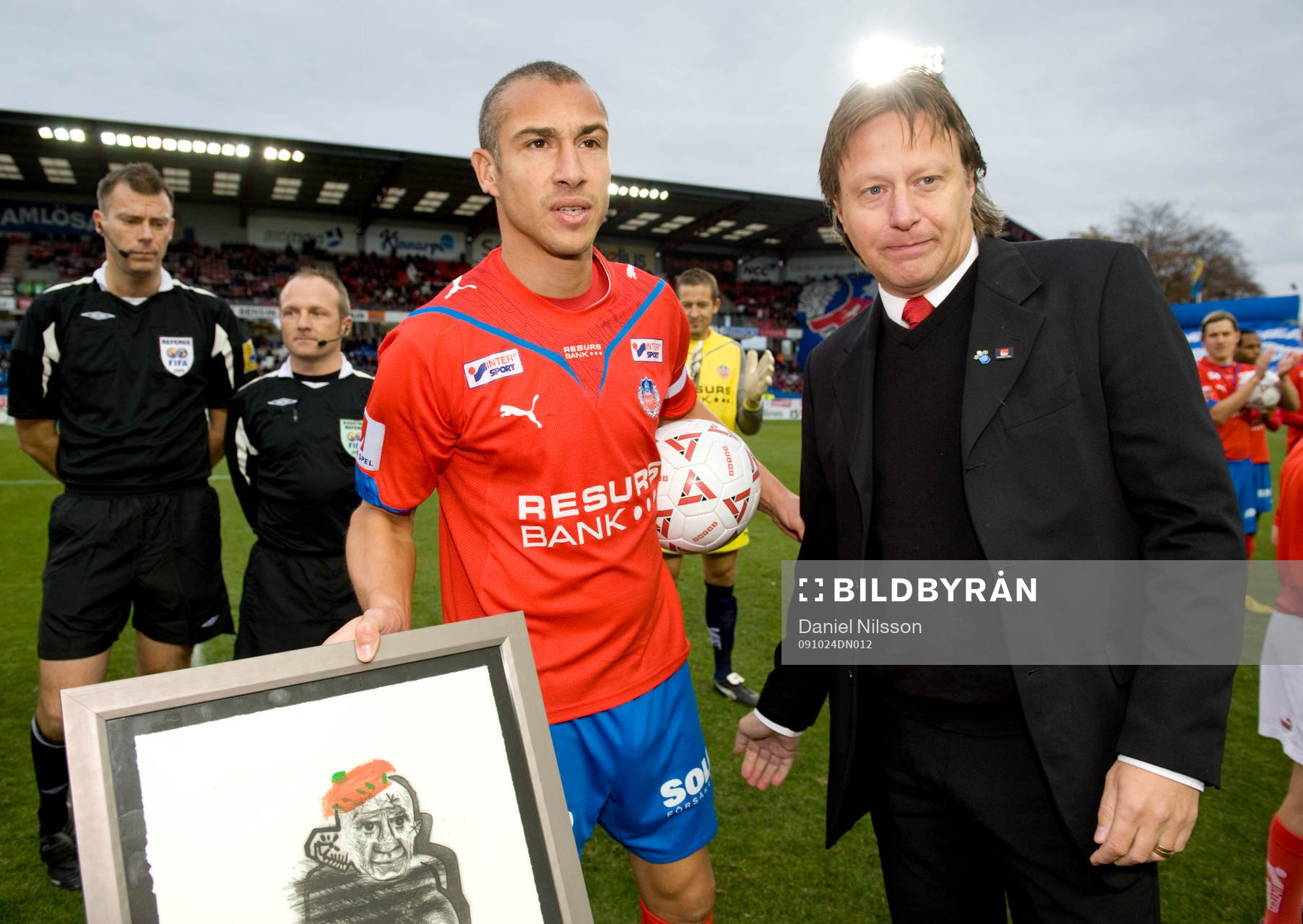 Henrik Larsson fick en tavla av Svenska Spel innan matchen
