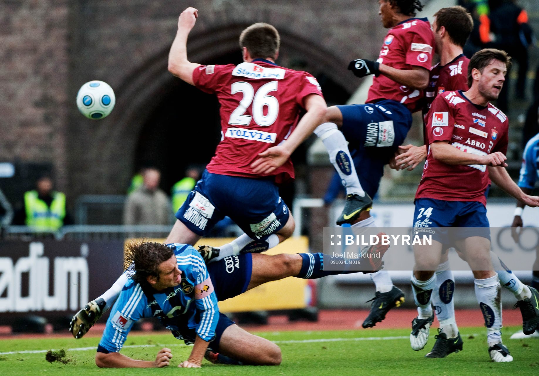 Mikael Dahlberg, Djurgården, fäller Dennis Jonsson,