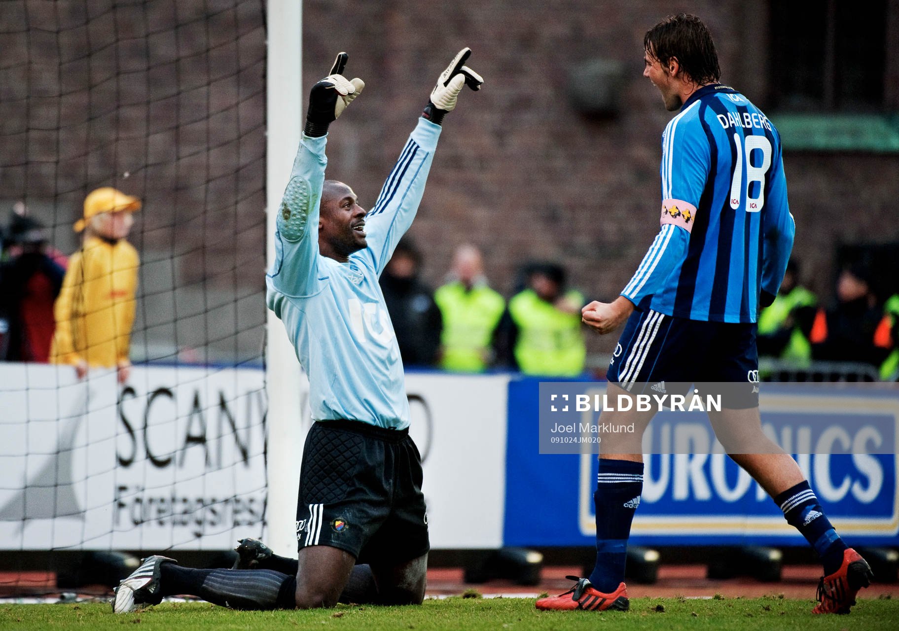  Pa Dembo Touray, målvakt, Djurgården, och Mikael Dahlberg, Djurgården, jubel efter slutsignalen.