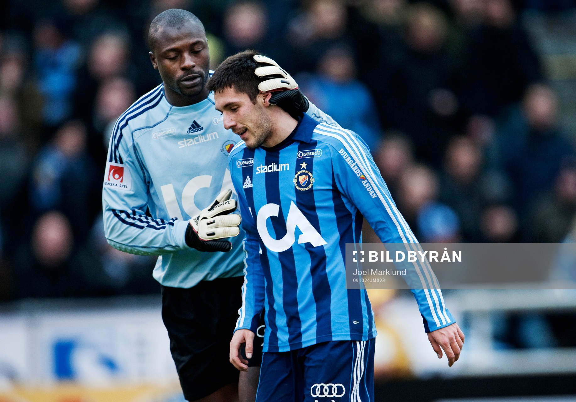 Pa Dembo Touray, målvakt, kramar om Hrvoje Milic,
