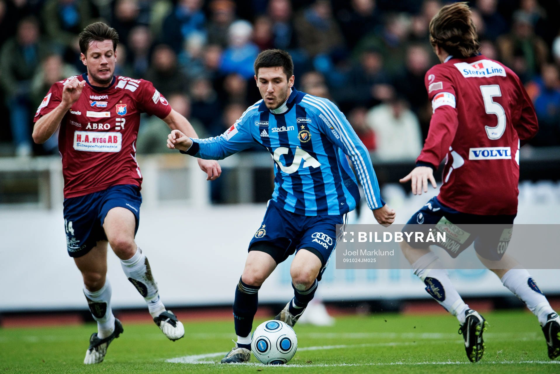 Hrvoje Milic, Djurgården, tar sig mellan två