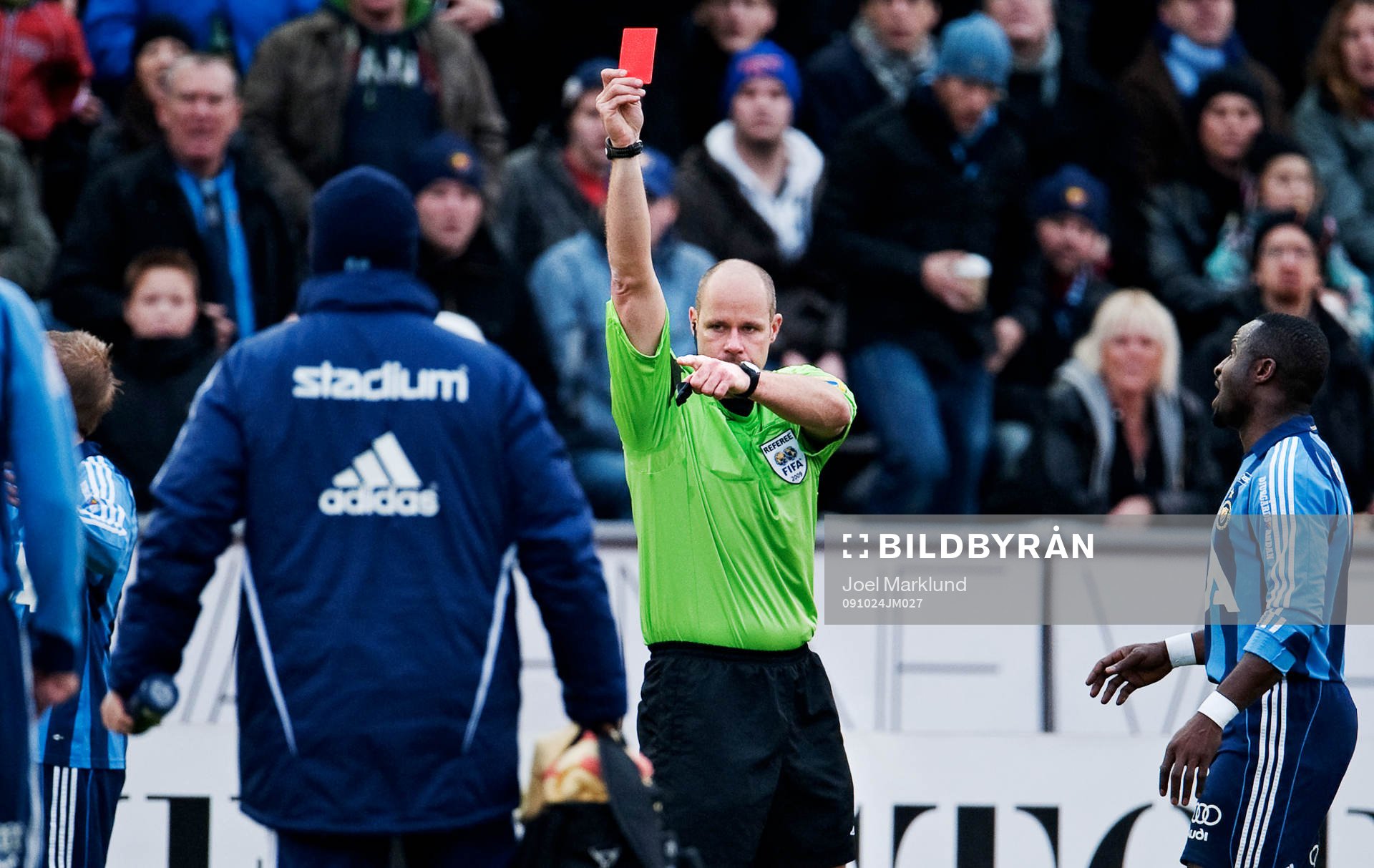 Martin Hansson, domare, delar ut ett rött kort till Patrik
