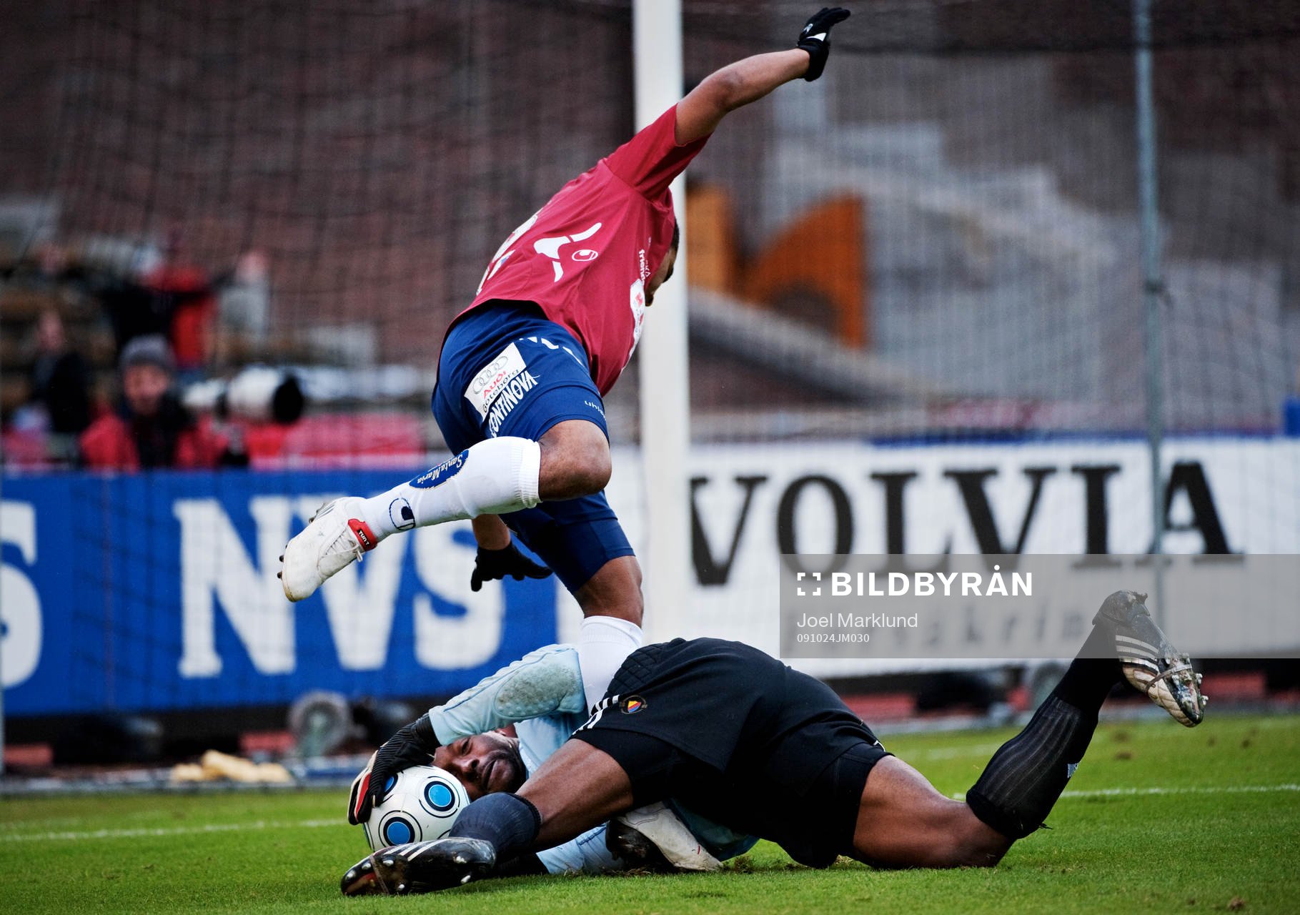 Pa Dembo Touray, målvakt, Djurgården, greppar bollen