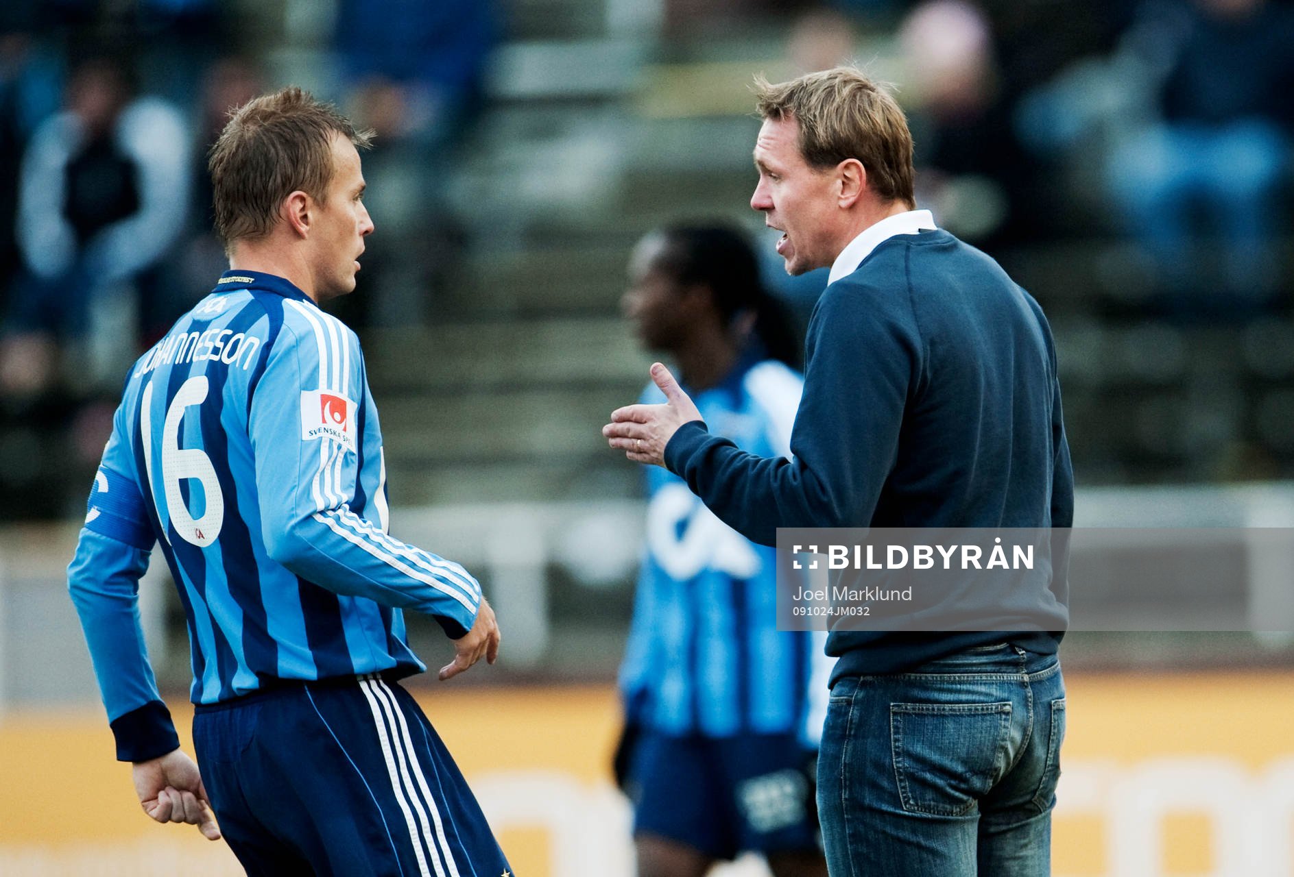 Andreé Jeglertz, tränare Djurgården, pratar med Markus