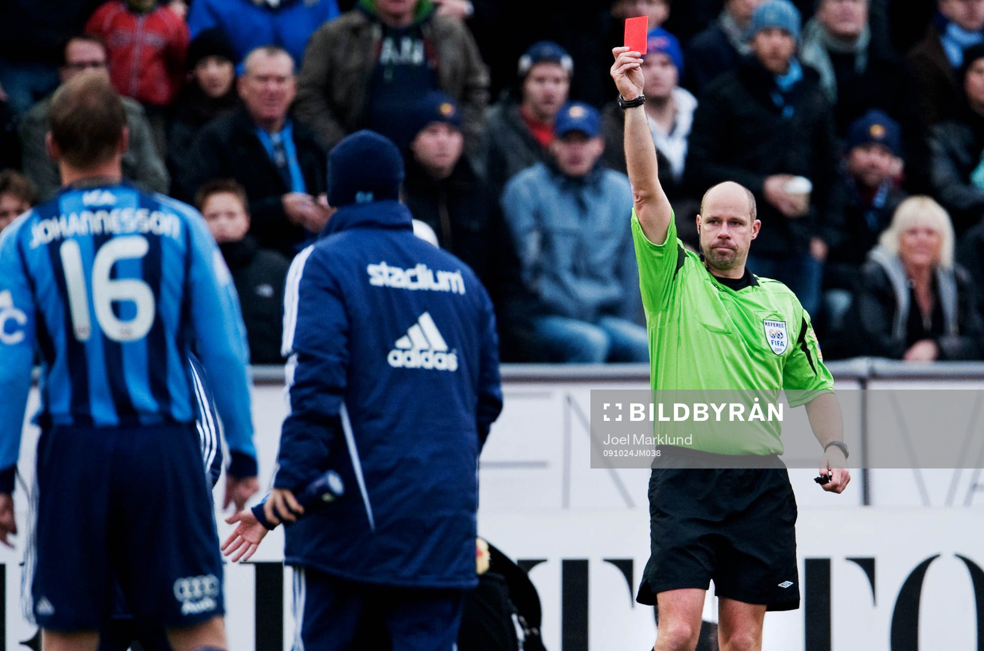 Martin Hansson, domare, delar ut ett rött kort till Patrik