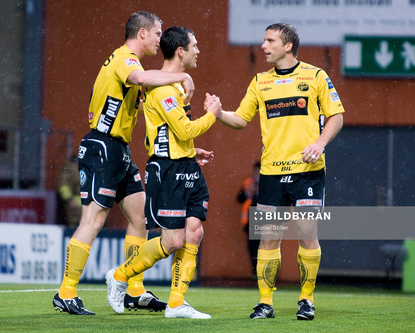 Mattias Östberg, Häcken, gör självmål. 1-0 till