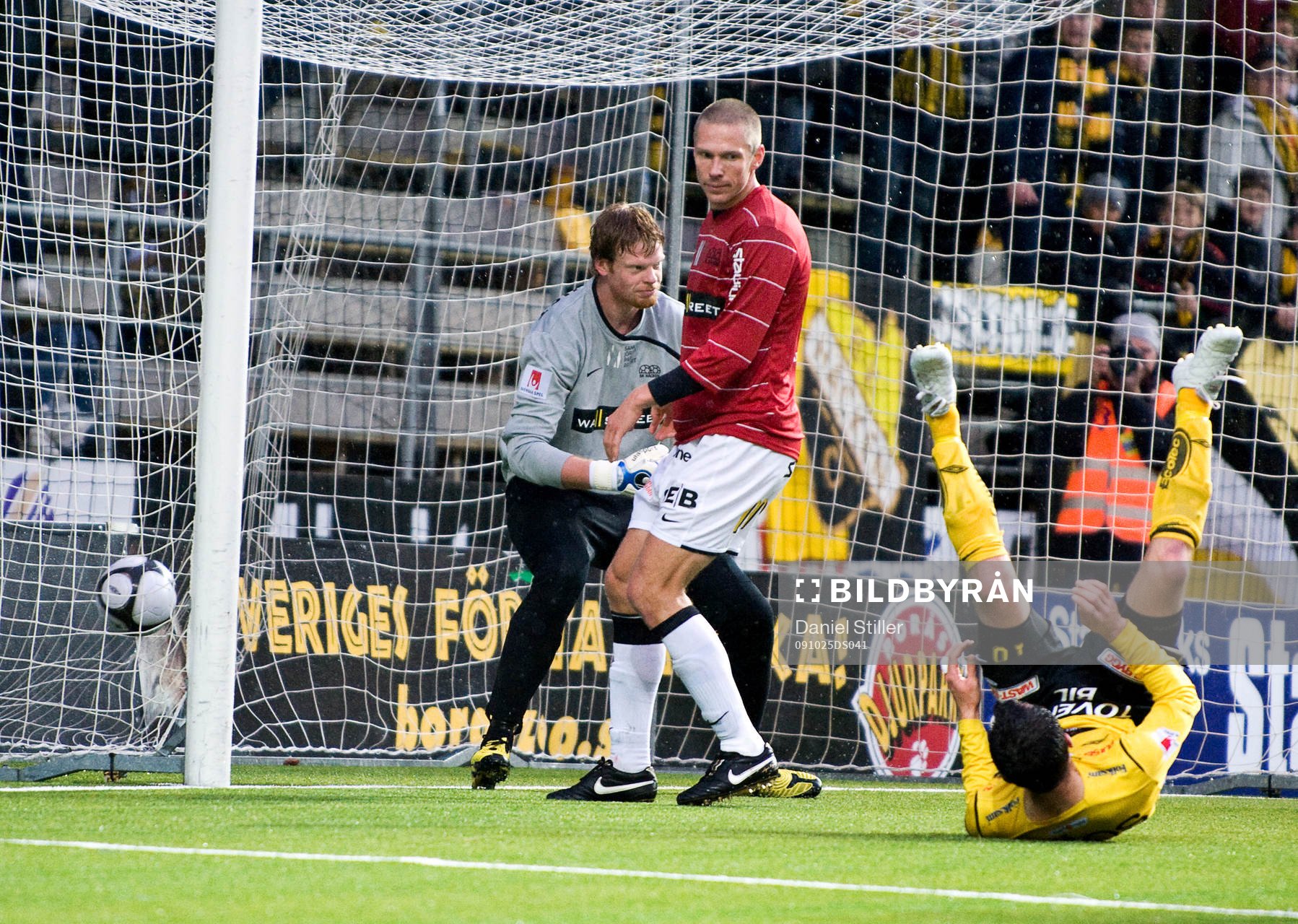 Mattias Östberg, Häcken, gör självmål. 1-0 till