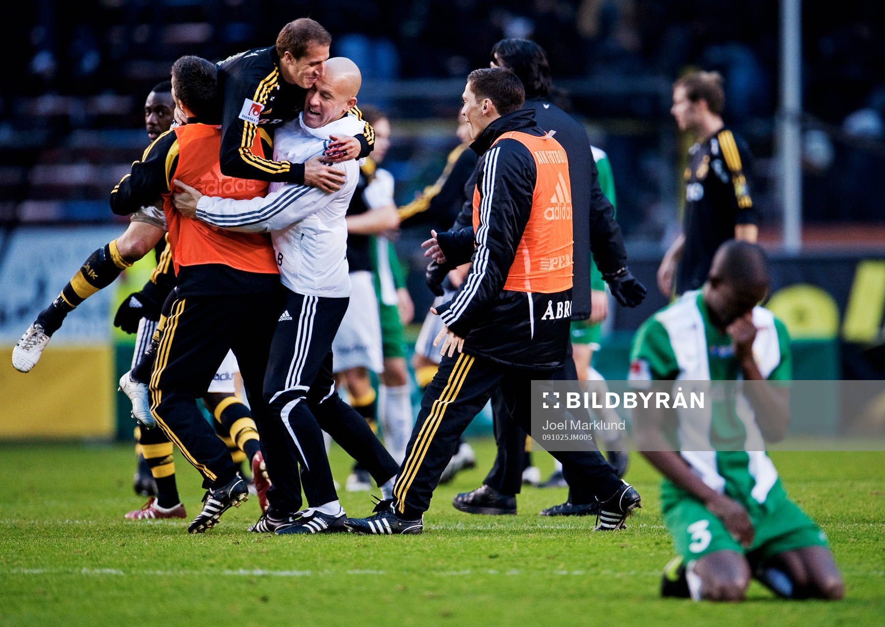Medan Kenny Pavey, AIK, lyfts upp av sina lagkamrater och