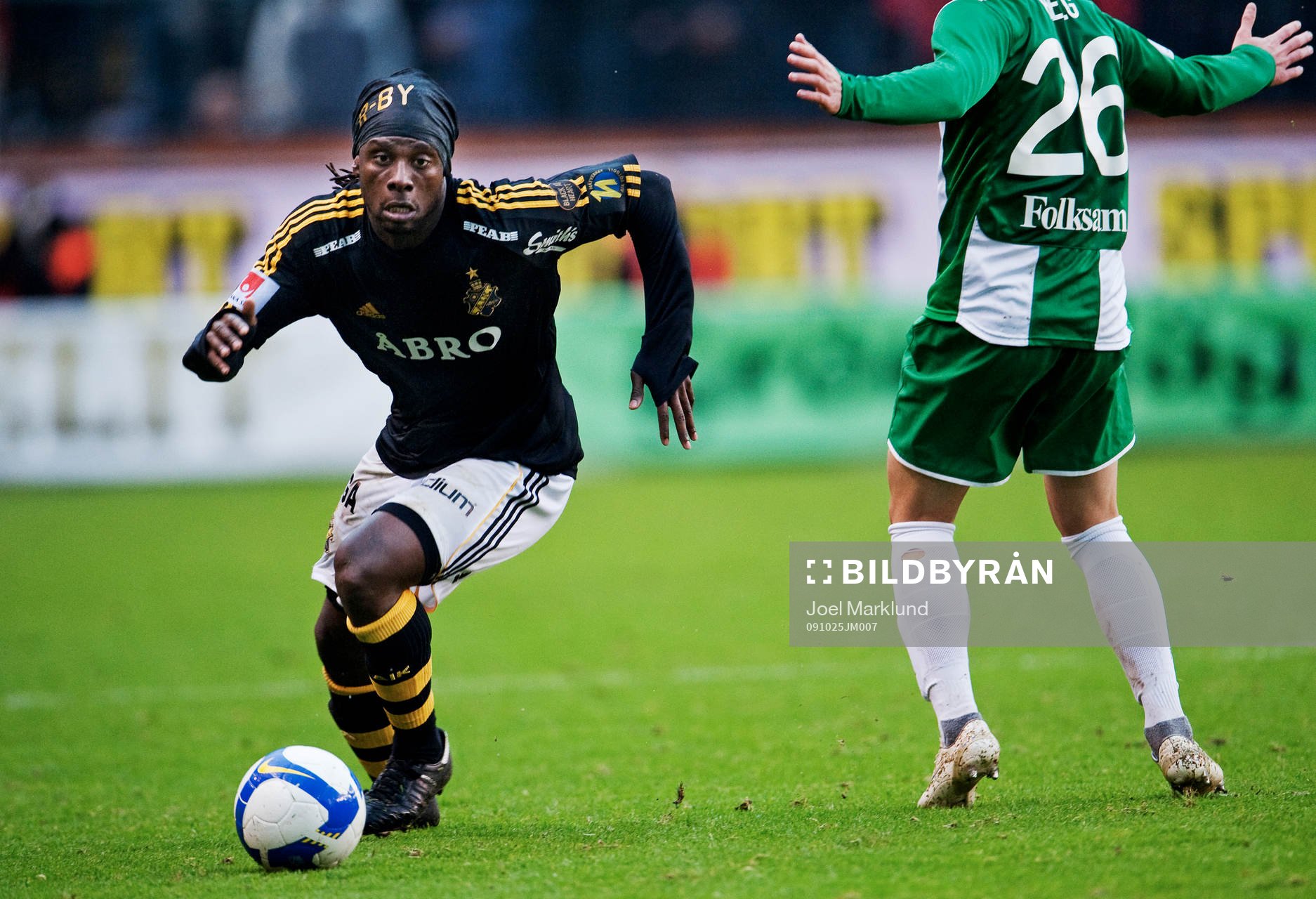 Martin Kayongo Mutumba, AIK, tar sig förbi Simon Helg,
