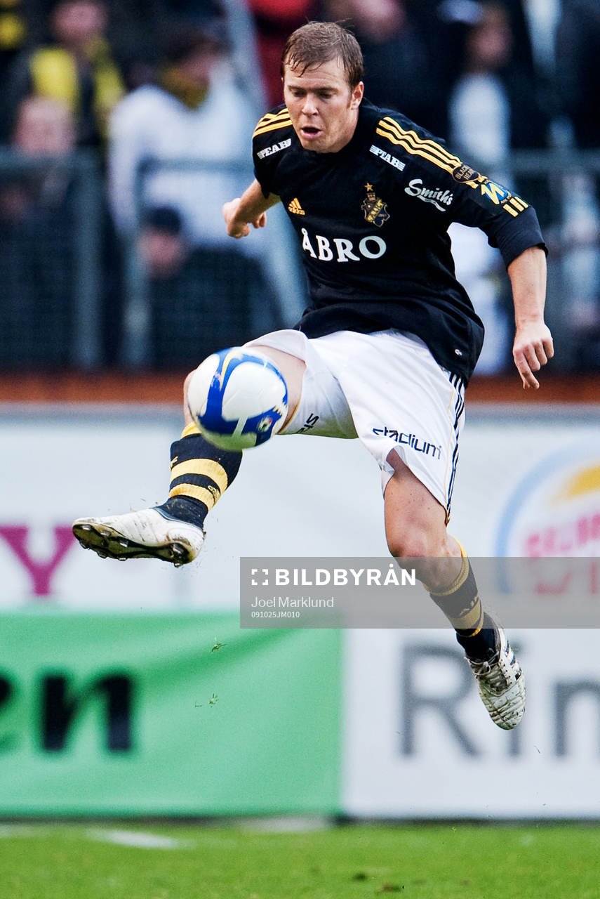 Per Karlsson plockar ner bollen