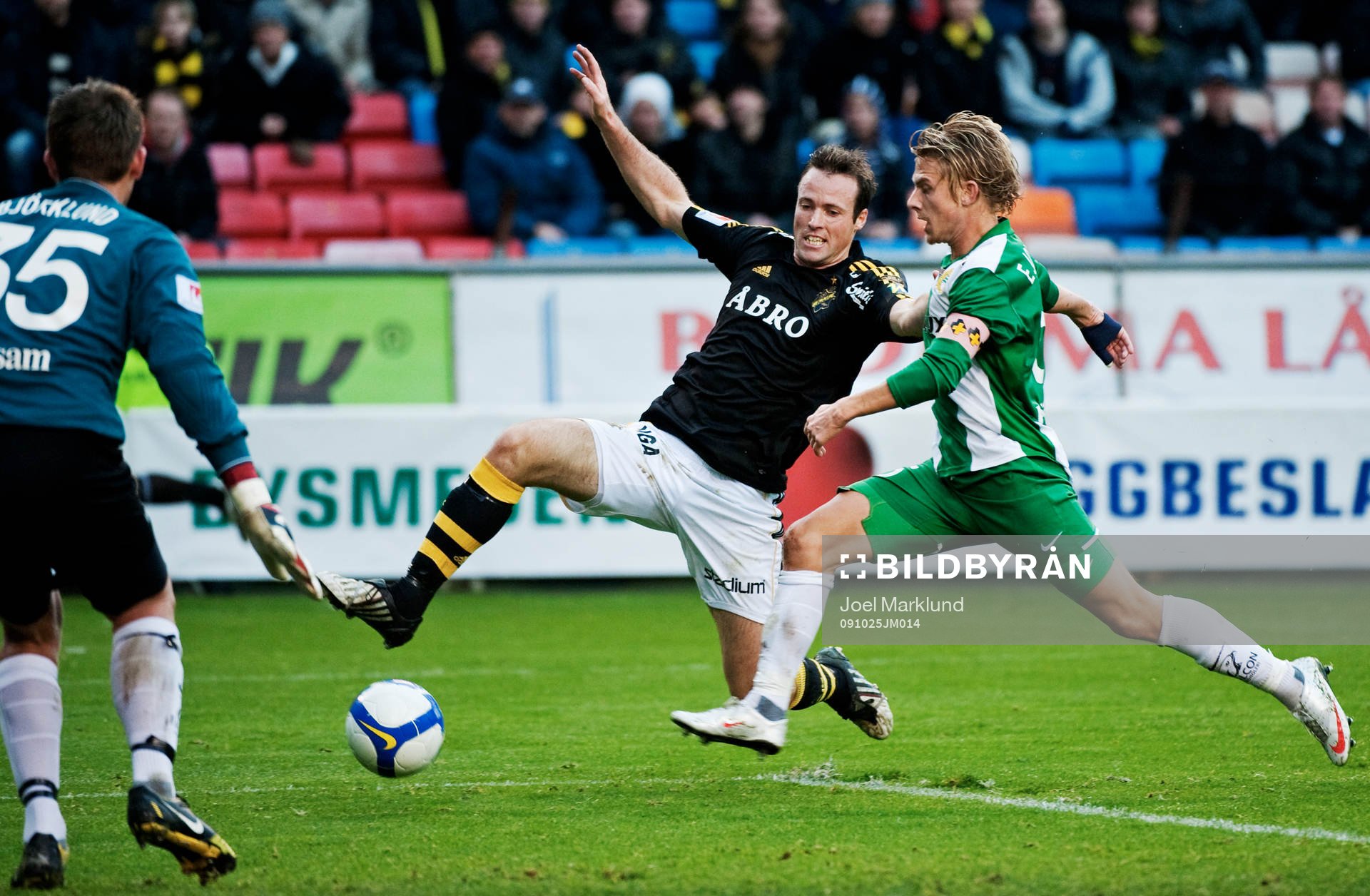 Markus Jonsson, AIK, stoppas av Emil Johansson, Hammarby