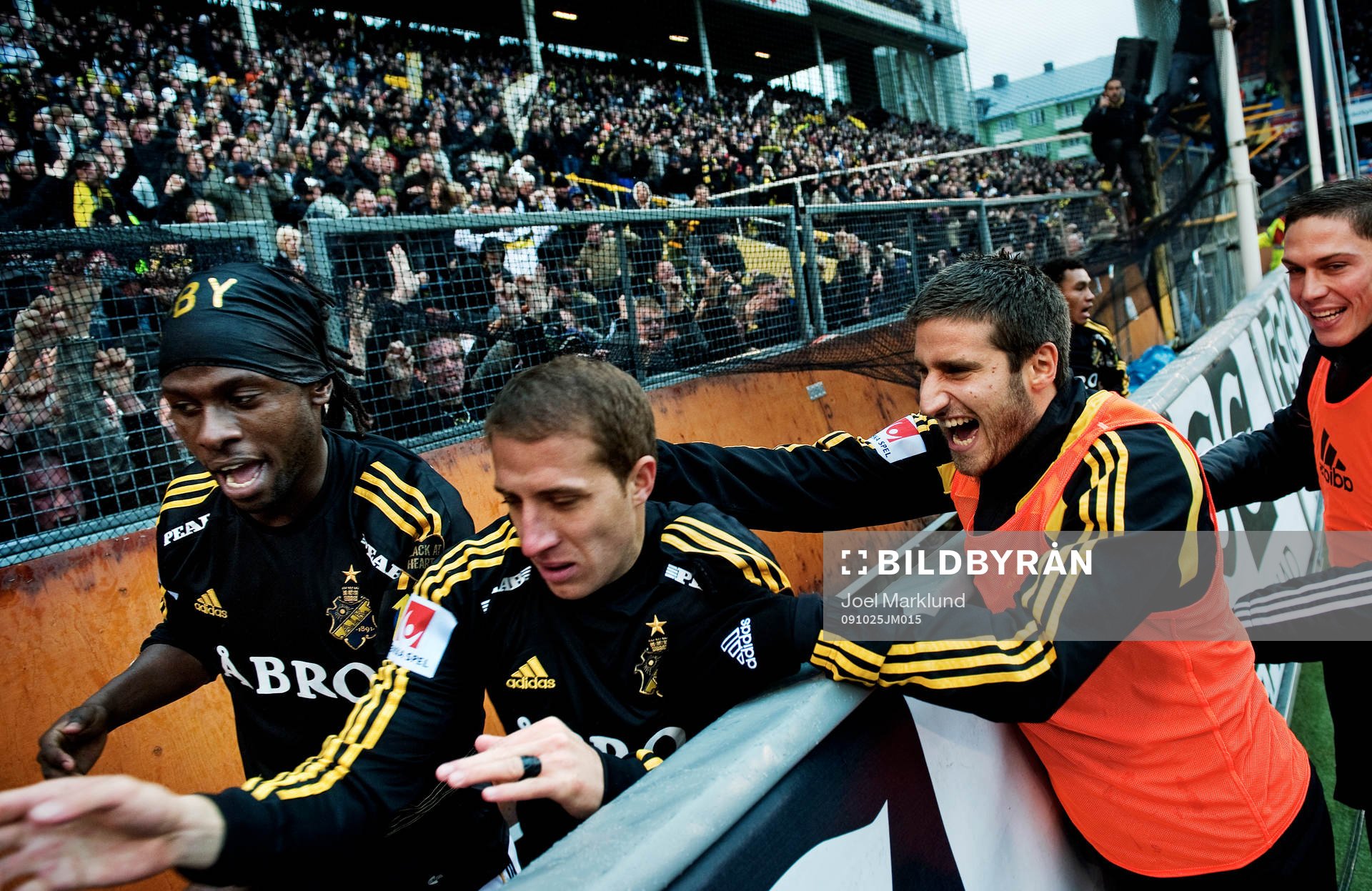 Martin Kayongo Mutumba och Kenny Pavey, AIK, gratuleras