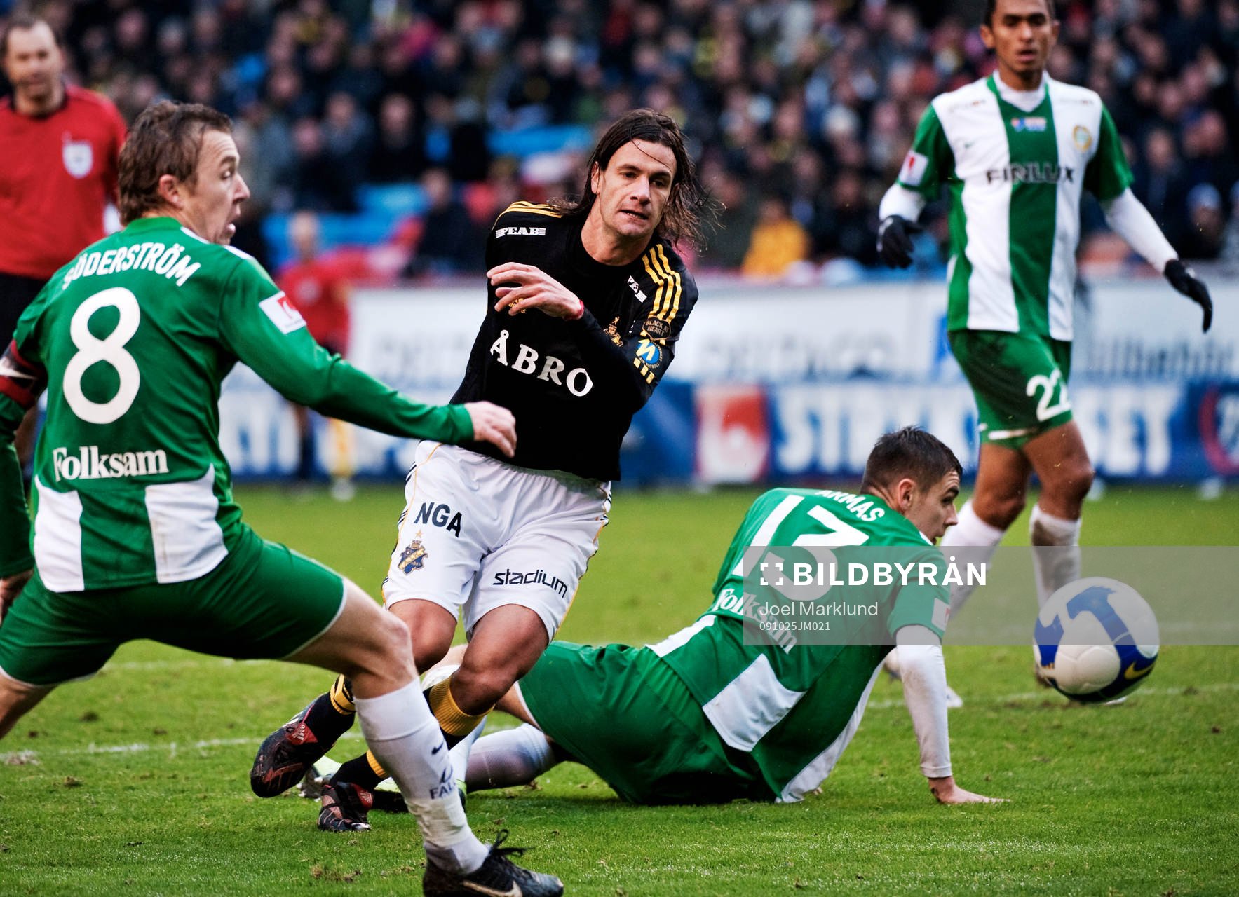 Iván Obolo, AIK, skjuter mot mål