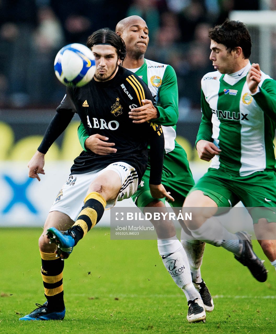 Bojan Djordjic, AIK, hålls om av Christian Traoré,