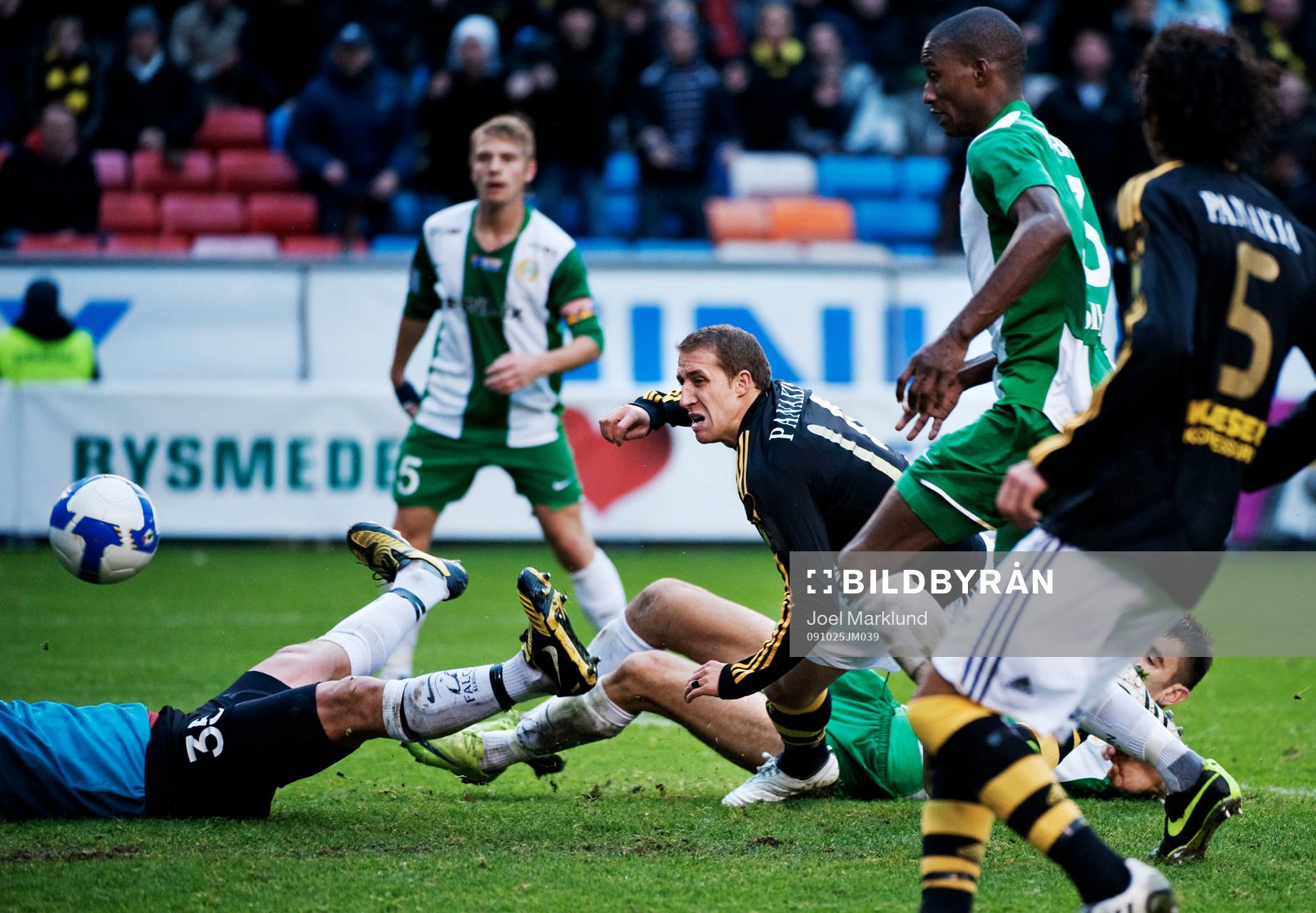 Kenny Pavey, AIK, gör 2-1 bakom Kristoffer Björklund,