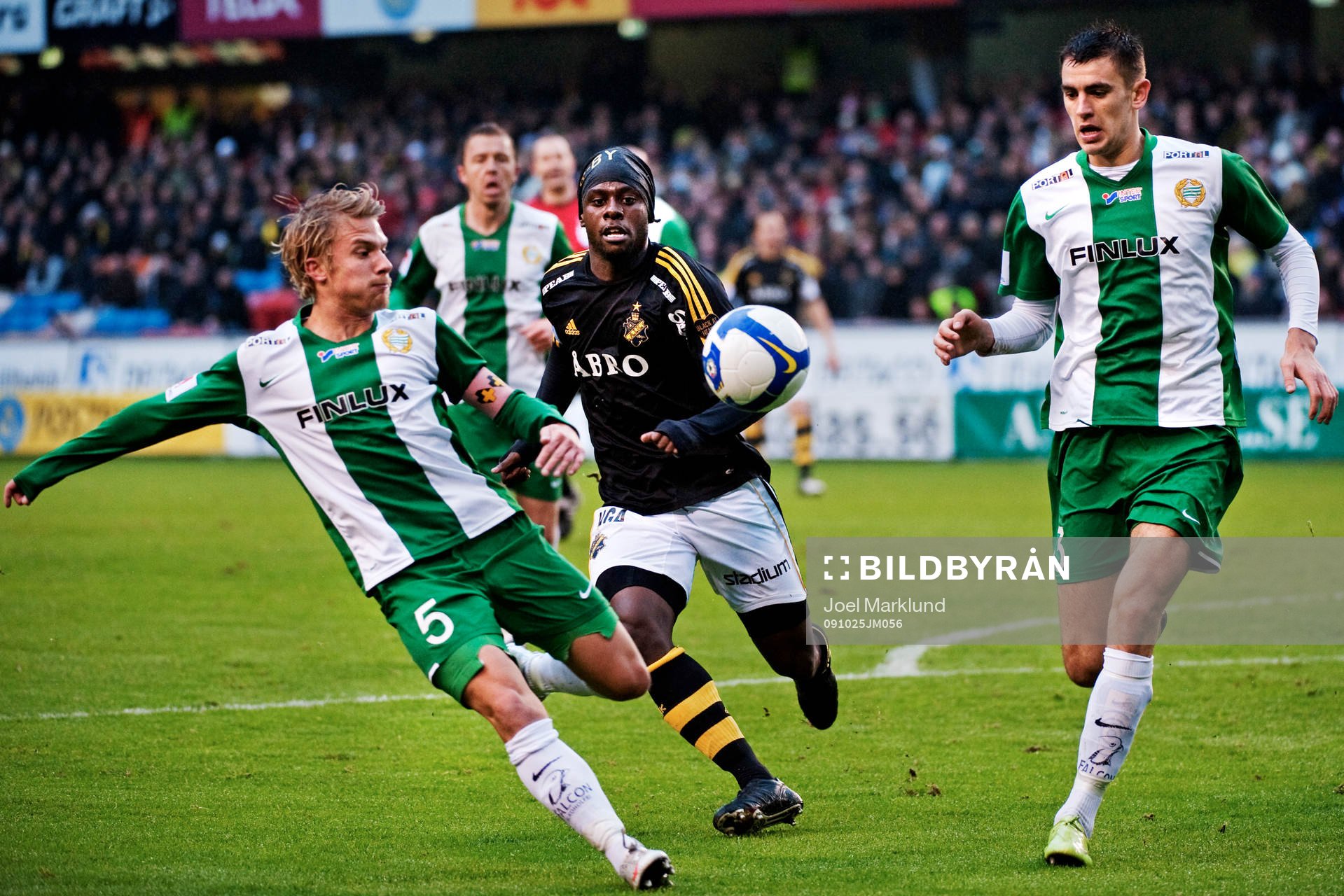  Emil Johansson och Igor Armas, Hammarby, ser till att Martin Kayongo Mutumba, AIK, inte gör mål.