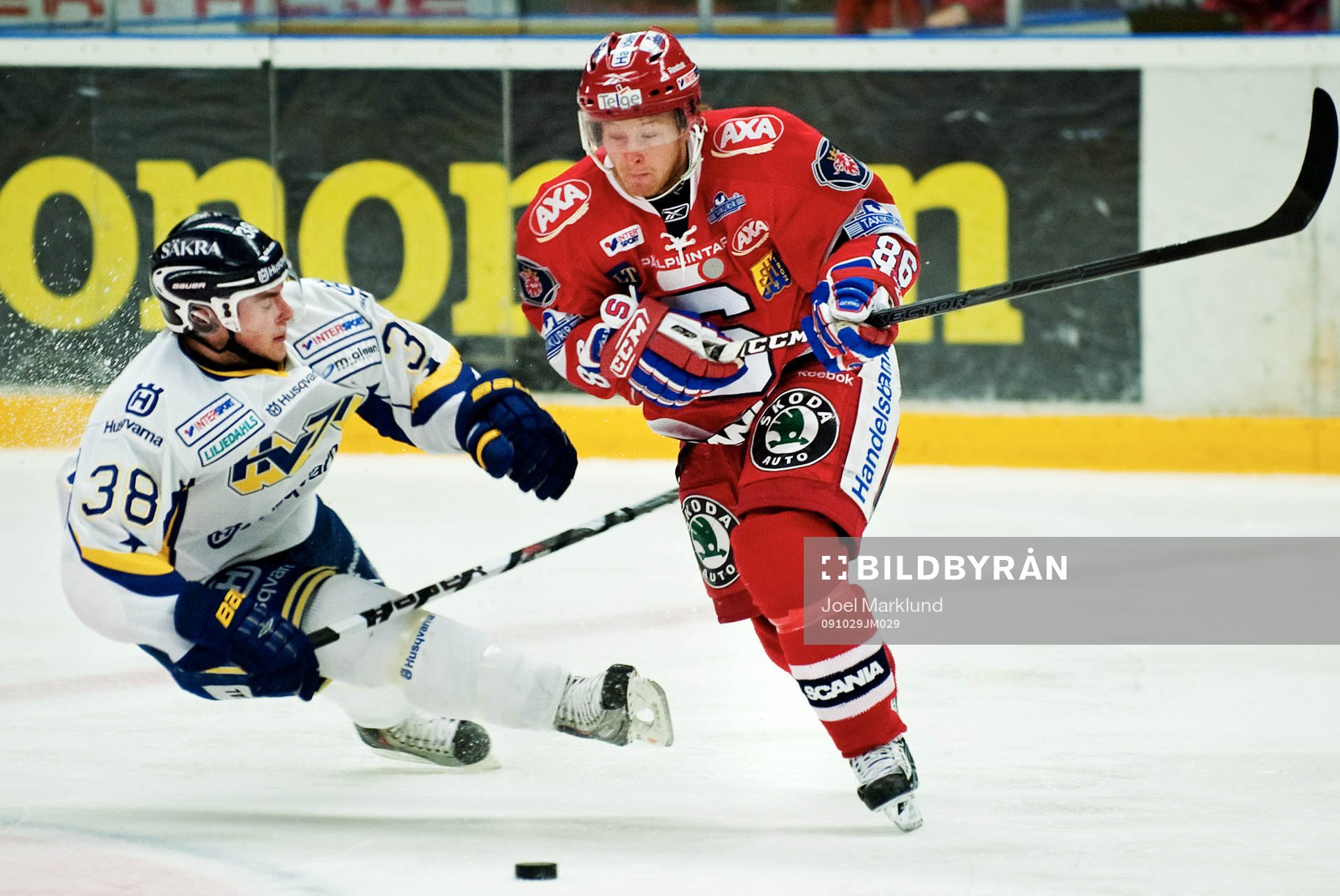 Linus Klasen, Södertälje, lurar Nichlas Torp, HV71