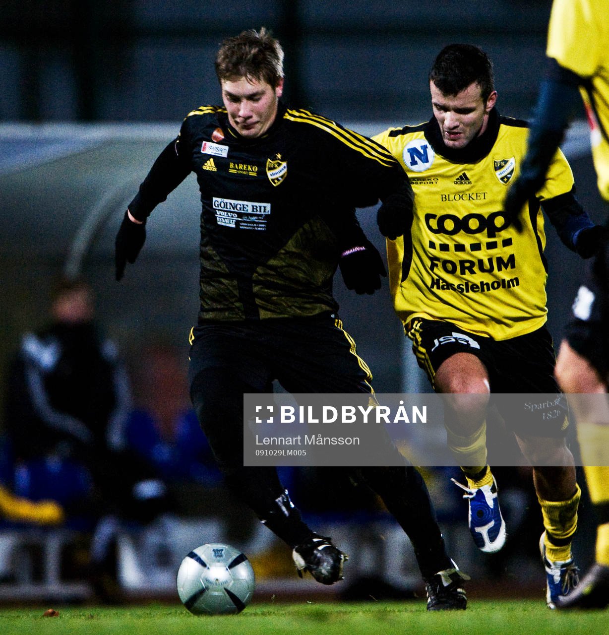  Adnan Bajgora (gul), ny spelare i testmatchen, mot Daniel Engel.