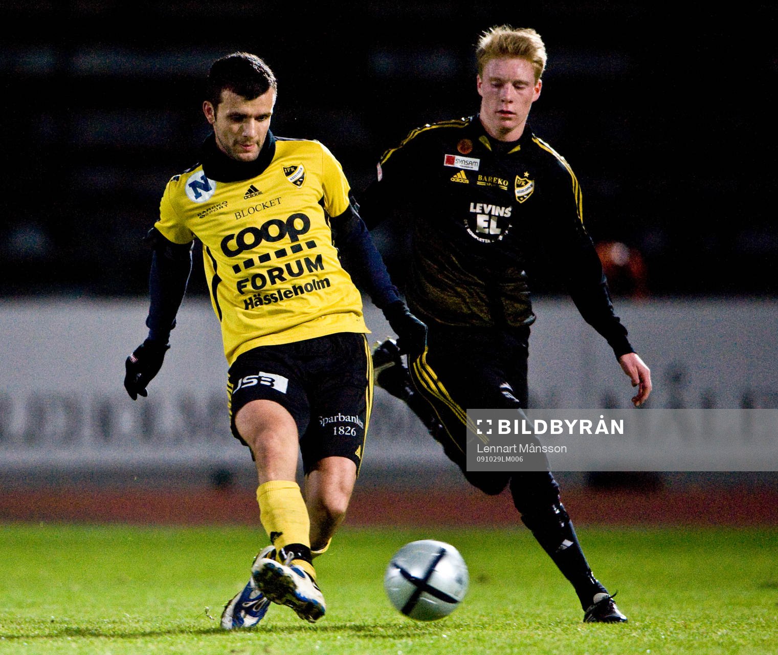  Adnan Bajgora (gul), ny spelare i testmatchen, mot Joel Svensson.