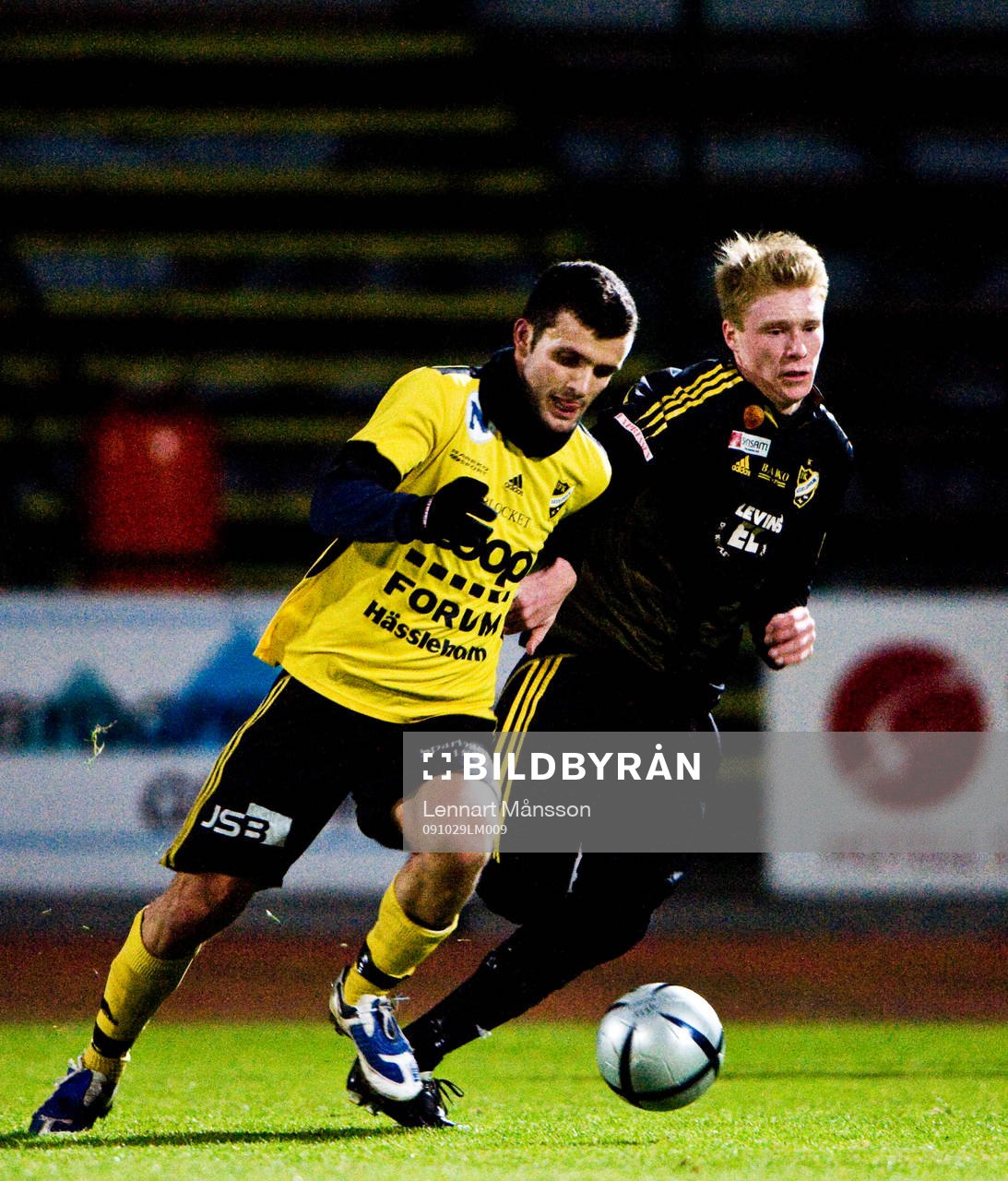 Adnan Bajgora (gul), ny spelare i testmatchen, mot Joel Svensson.