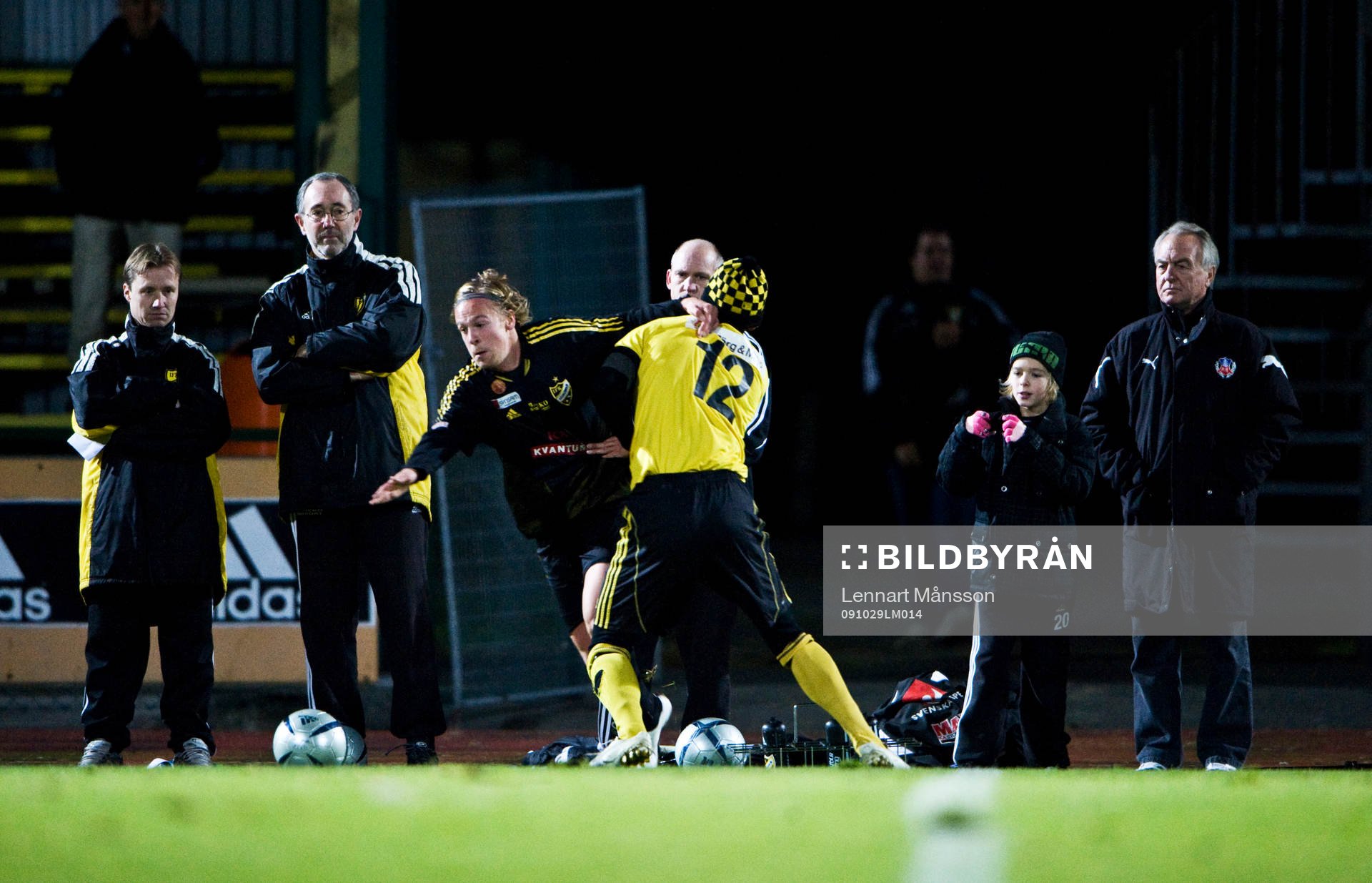  Viktor Bergström, ny spelare i testmatchen framför Stefan Jansson, Alf Affe Jönsson, Rickard Svensson och Bo Bosse Nilsson, tränare, IFK Hässleholm.