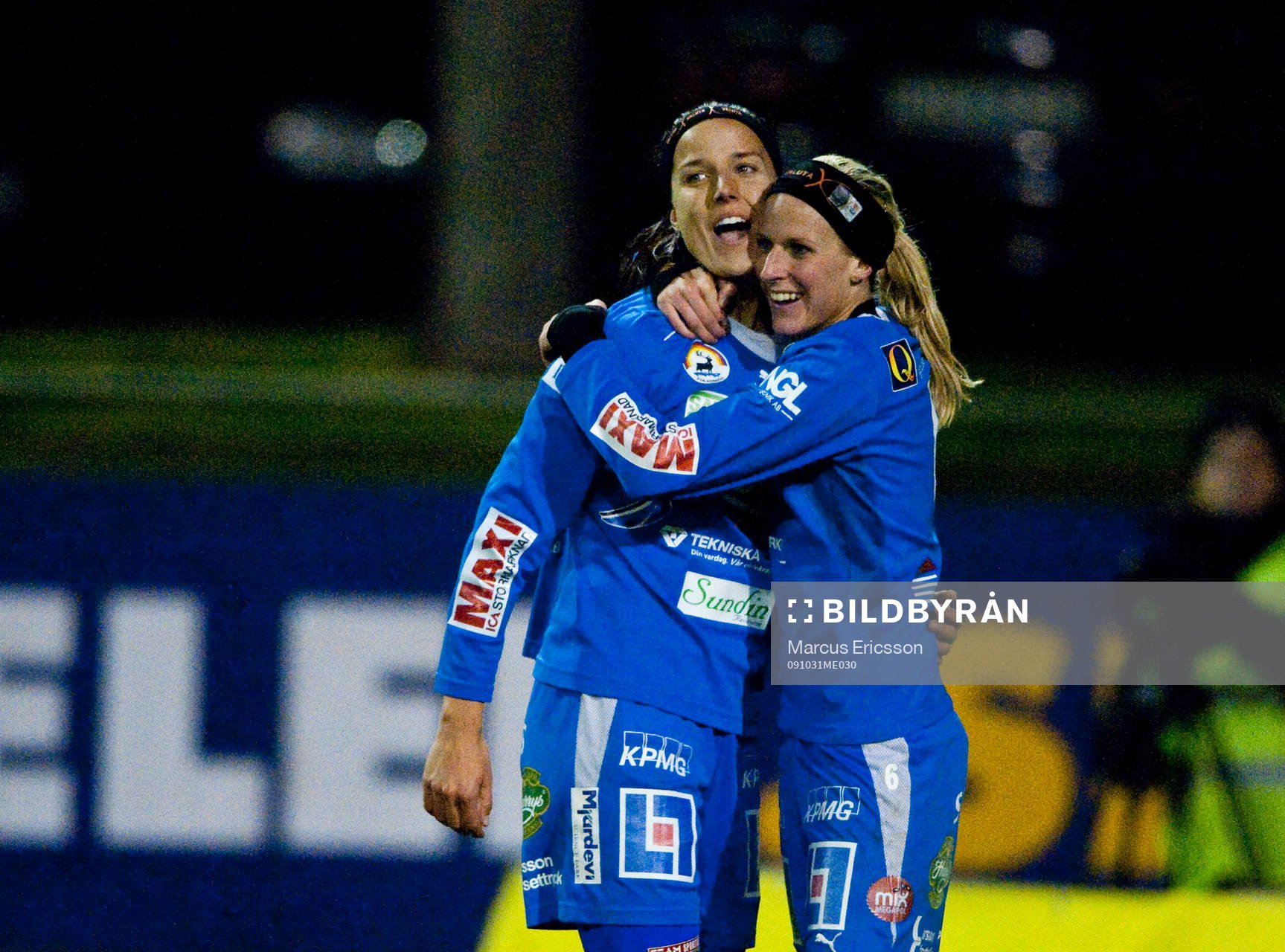Jessica Landström och Maria Karlsson, Linköping kramas.