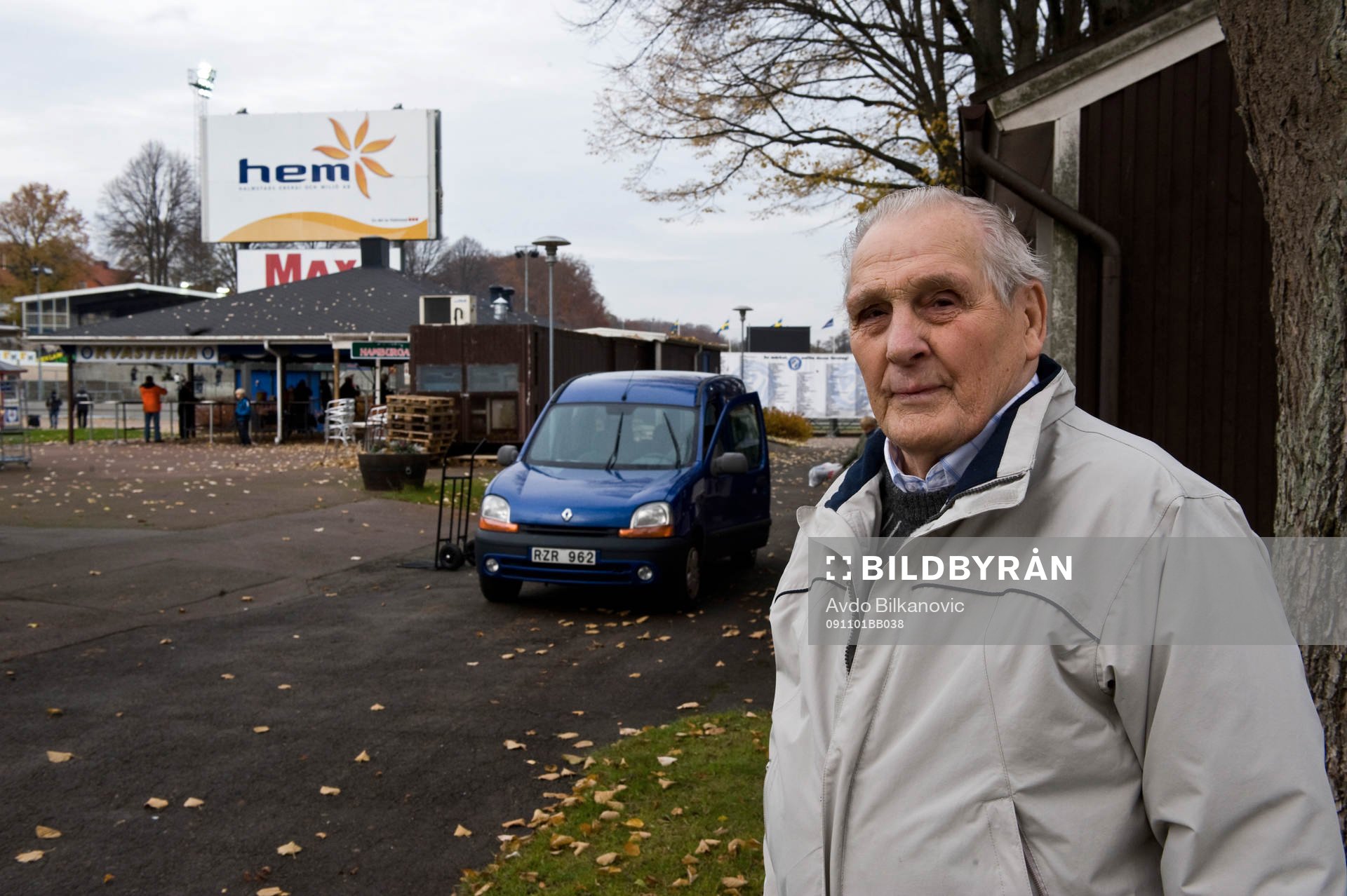 Gunnar Karlsson framför sitt hus på Örjans vall, i