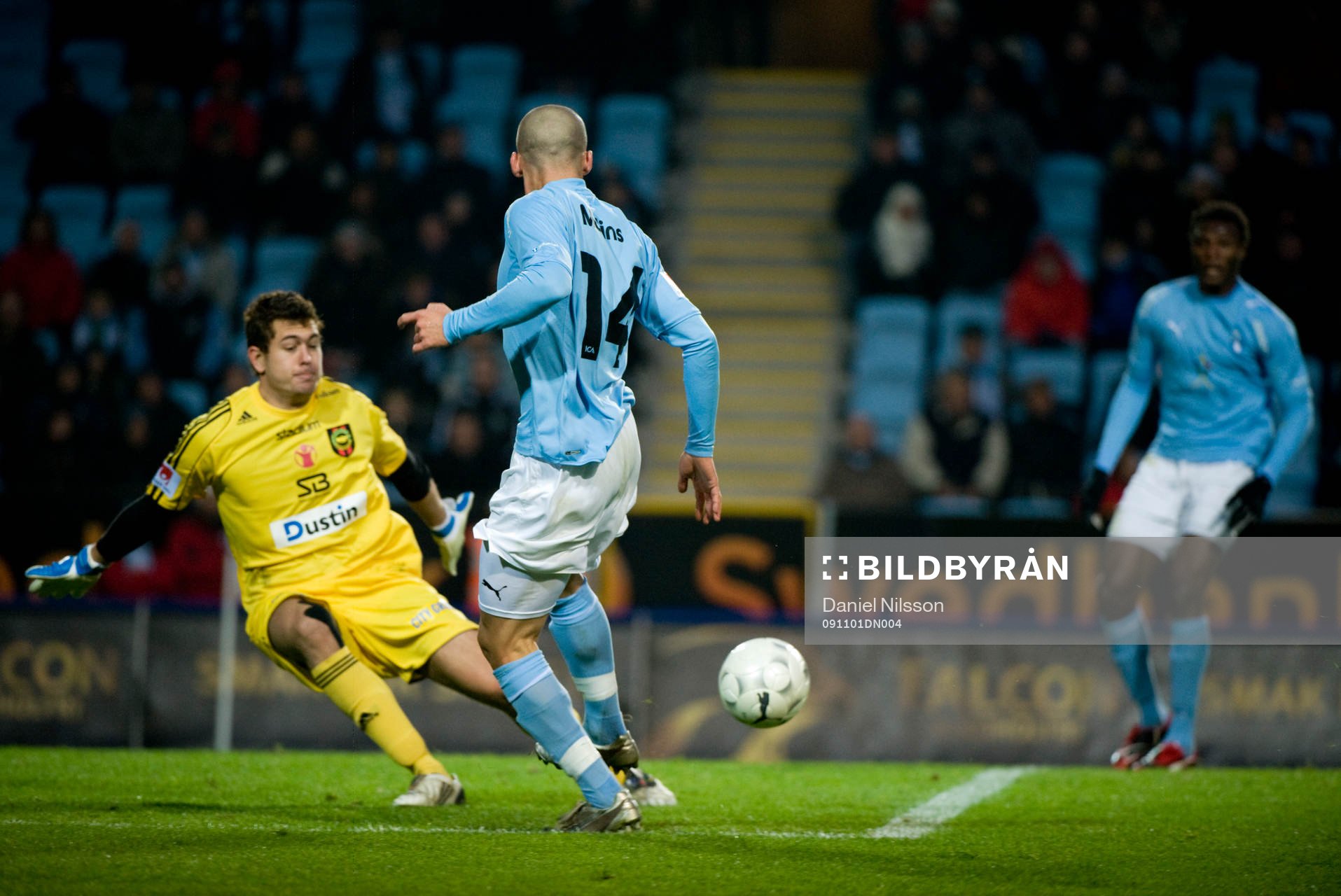 Guillermo Molins, Malmö  spelar in bollen bakom Kristoffer