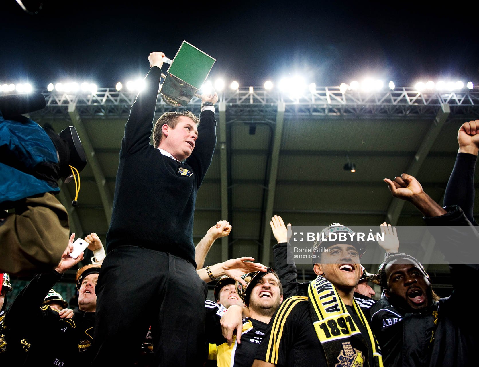 Mikael Stahre, tränare AIK, lyfter Lennart Johanssons