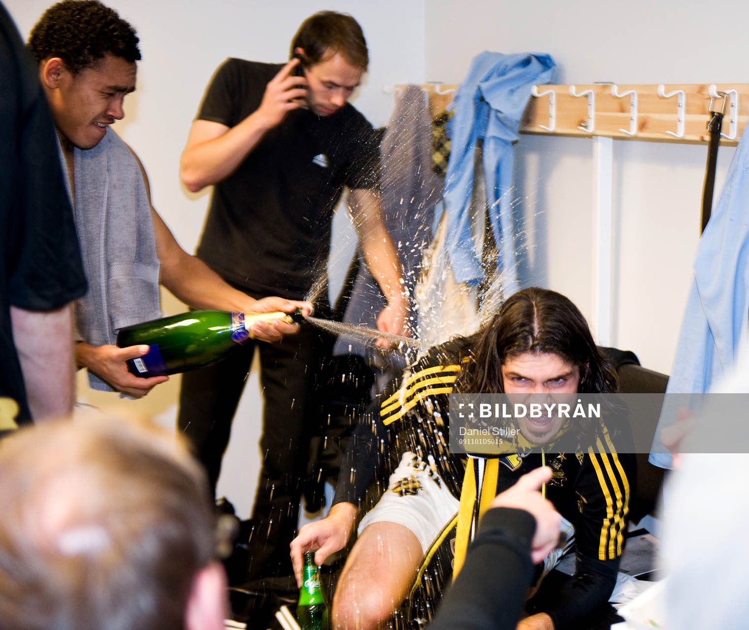 Flavio sprutar champagne på Bojan Djordjic. Svenska