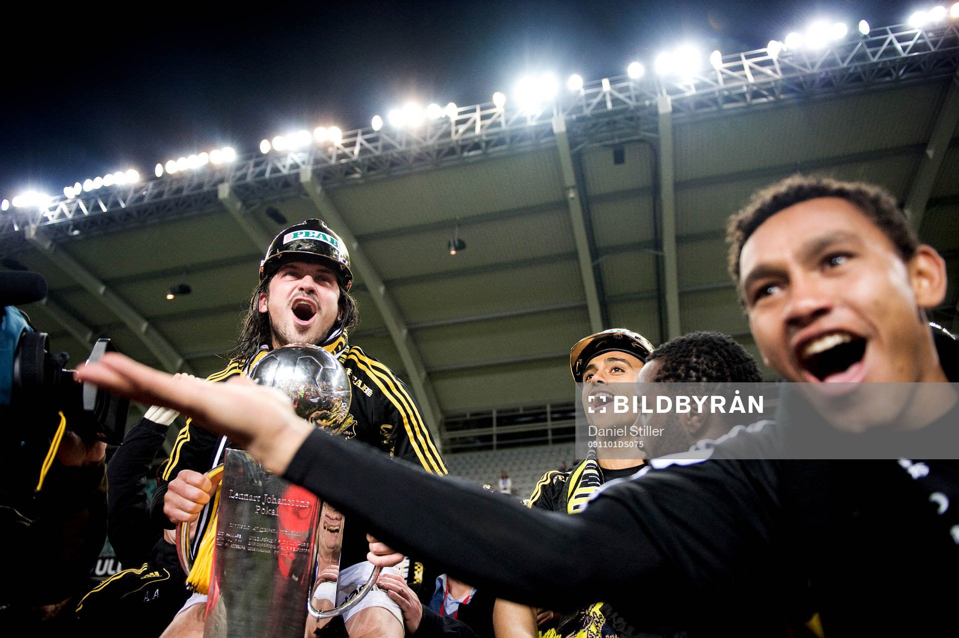 Bojan Djordjic, AIK, med Lennart Johanssons Pokal. Antonio