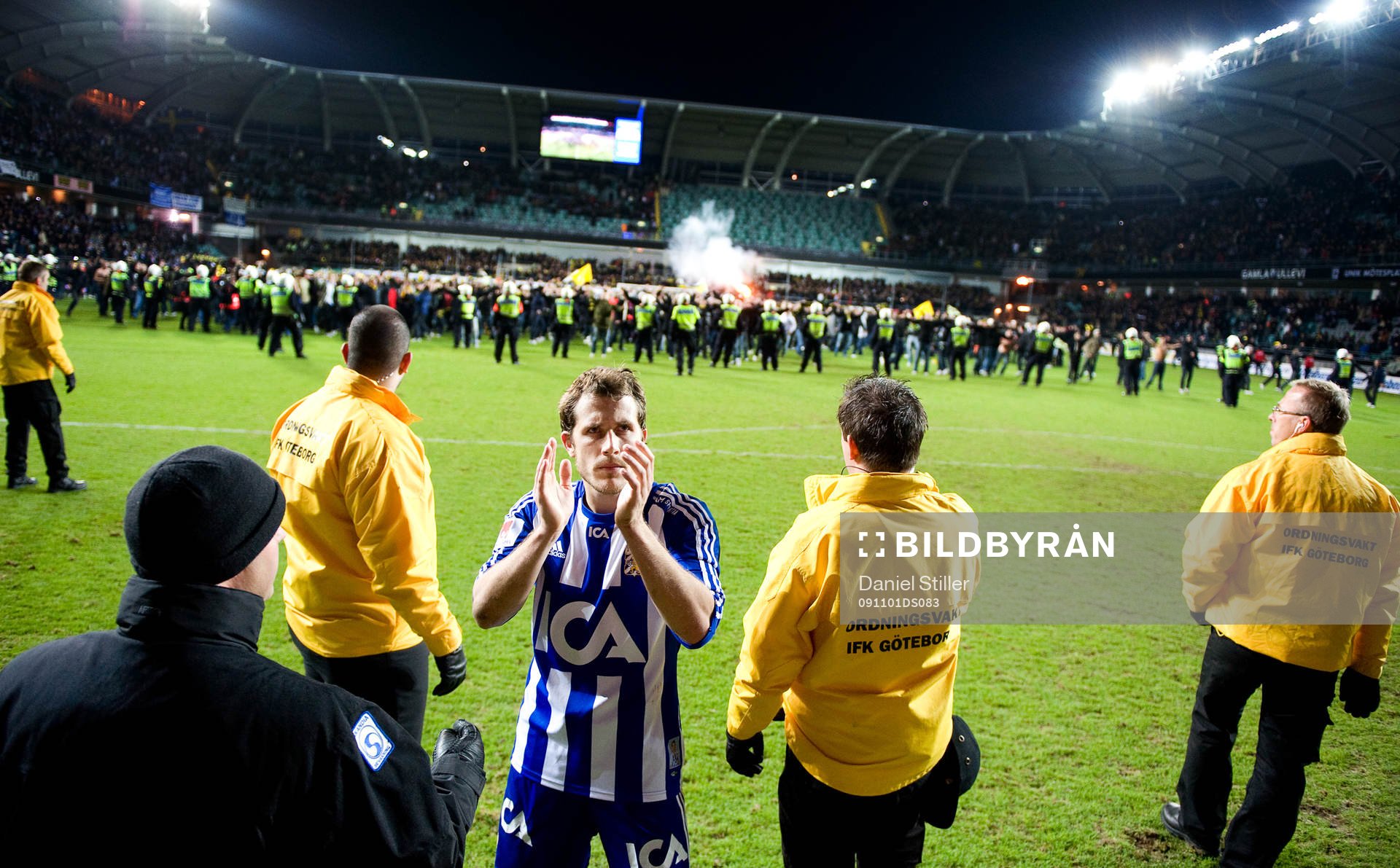 Tobias Hysén, IFK Göteborg, trotsar vakterna och går