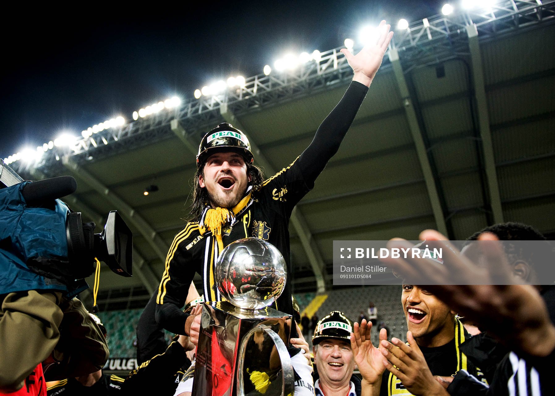  Bojan Djordjic, AIK, med Lennart Johanssons Pokal. Svenska Mästare, SM-guld, pokal, jubel.