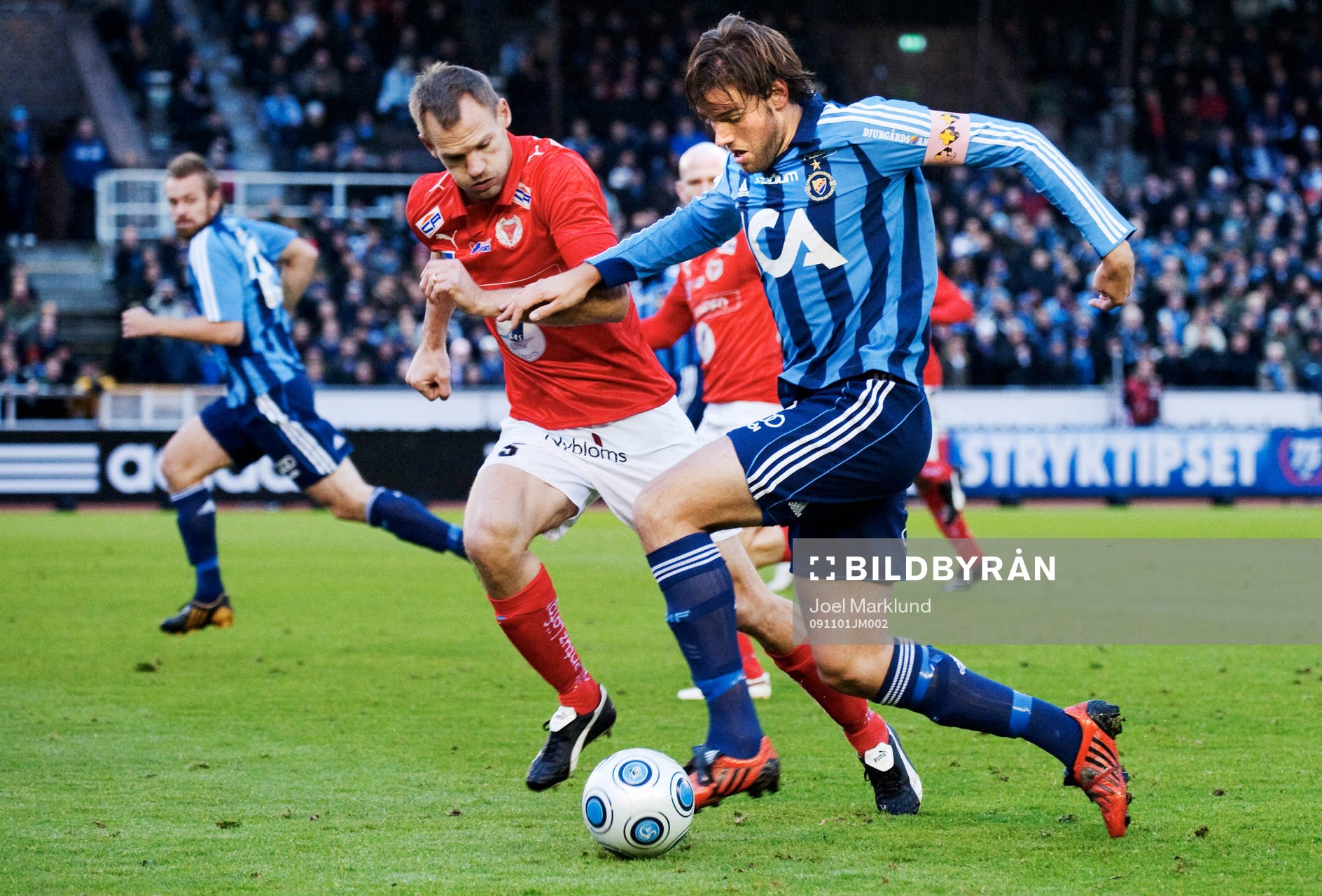Mikael Dahlberg, Djurgården, tar sig förbi Tobias