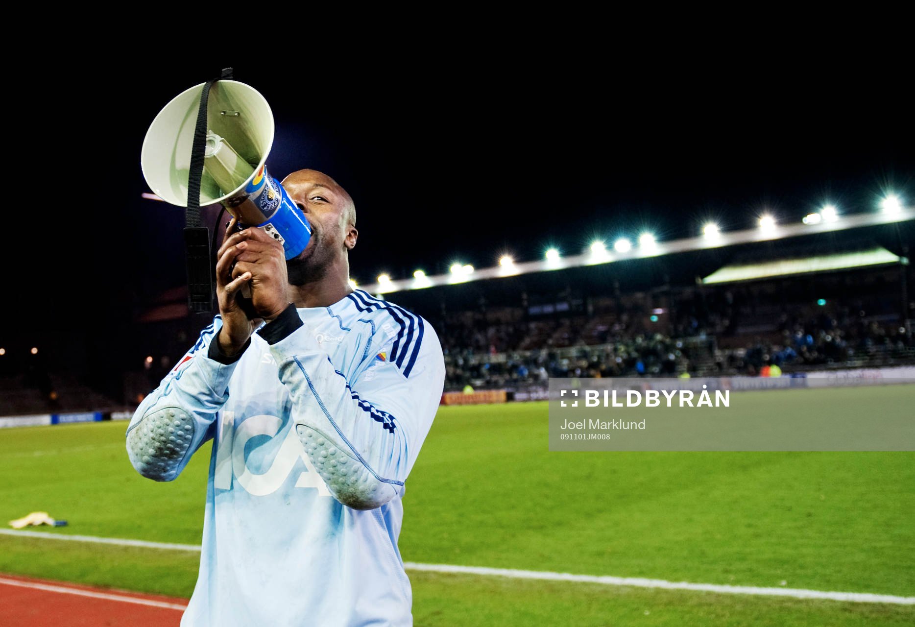 Pa Dembo Touray, målvakt, Djurgården, sjunger en sång