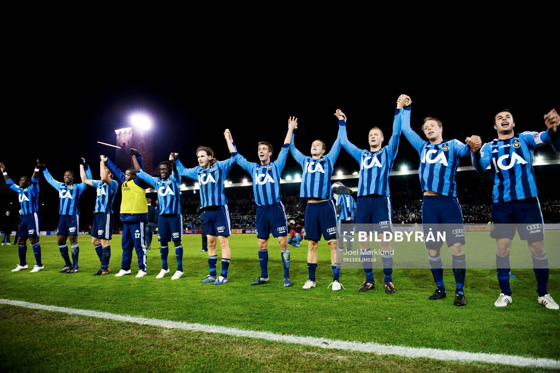  Djurgården-spelarna tackar publiken efter matchen.