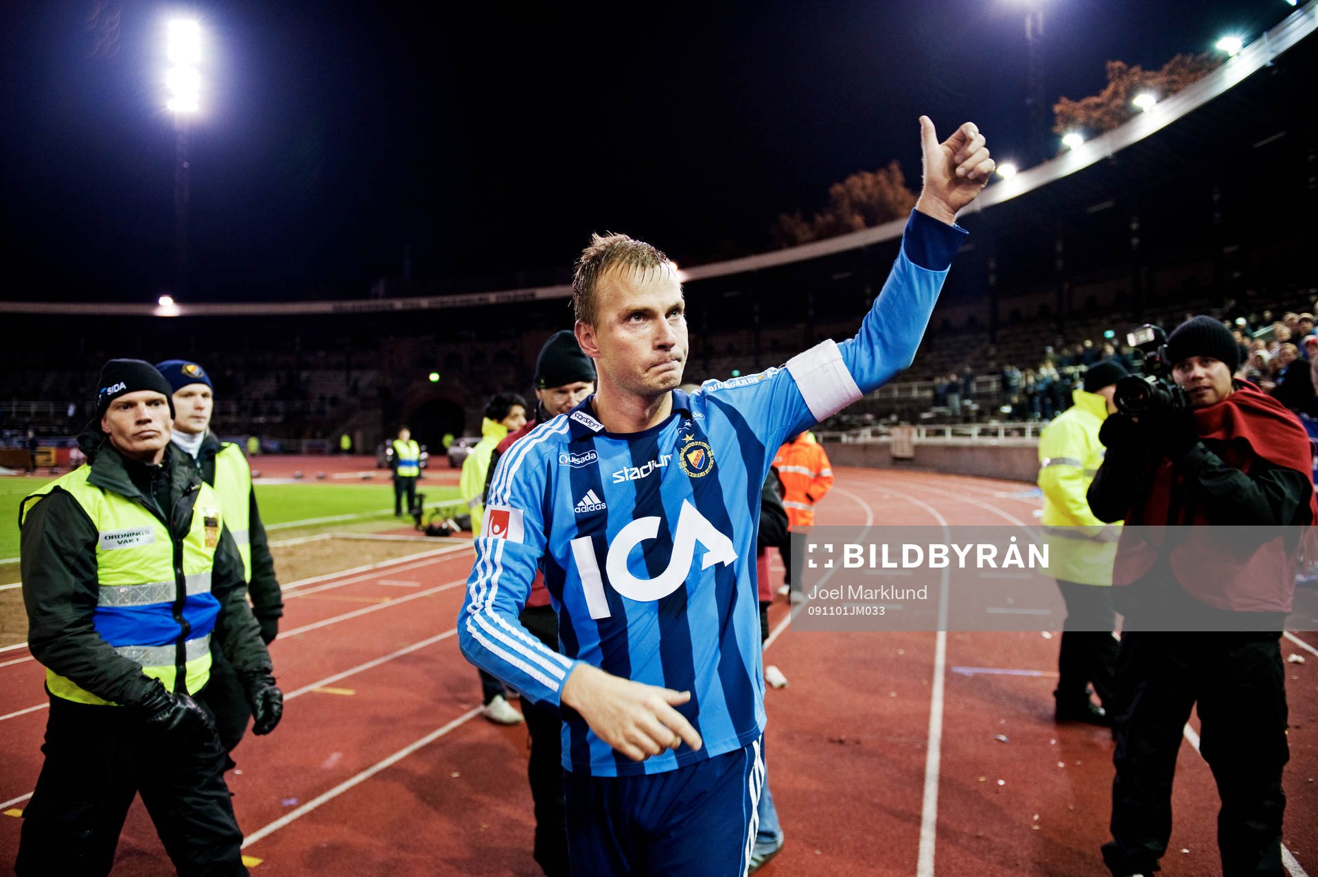 Markus Johannesson ger tummen upp till fansen