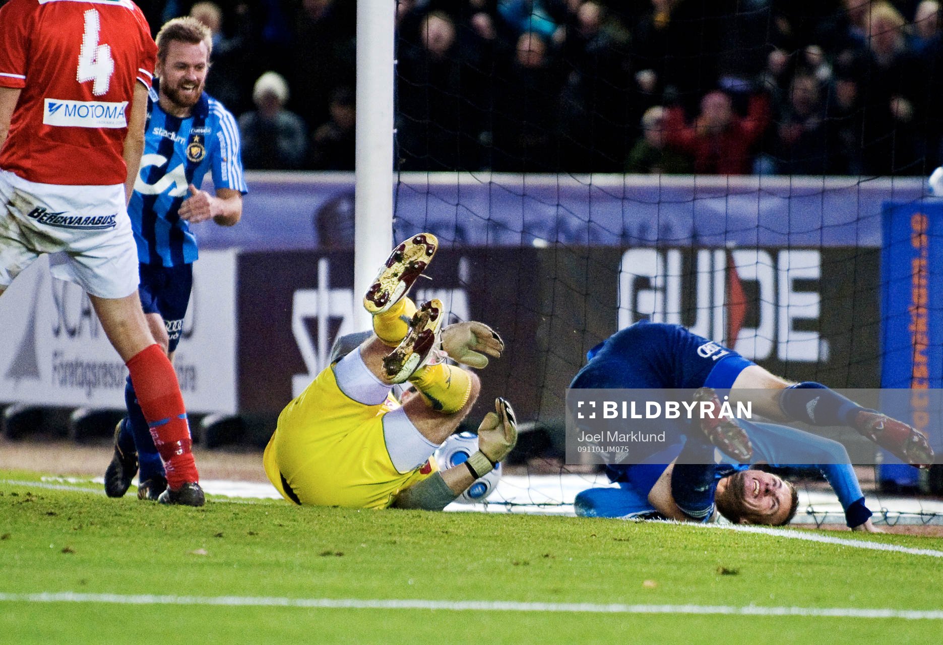 Markus Johannesson, Djurgården, rullar in i mål med bollen