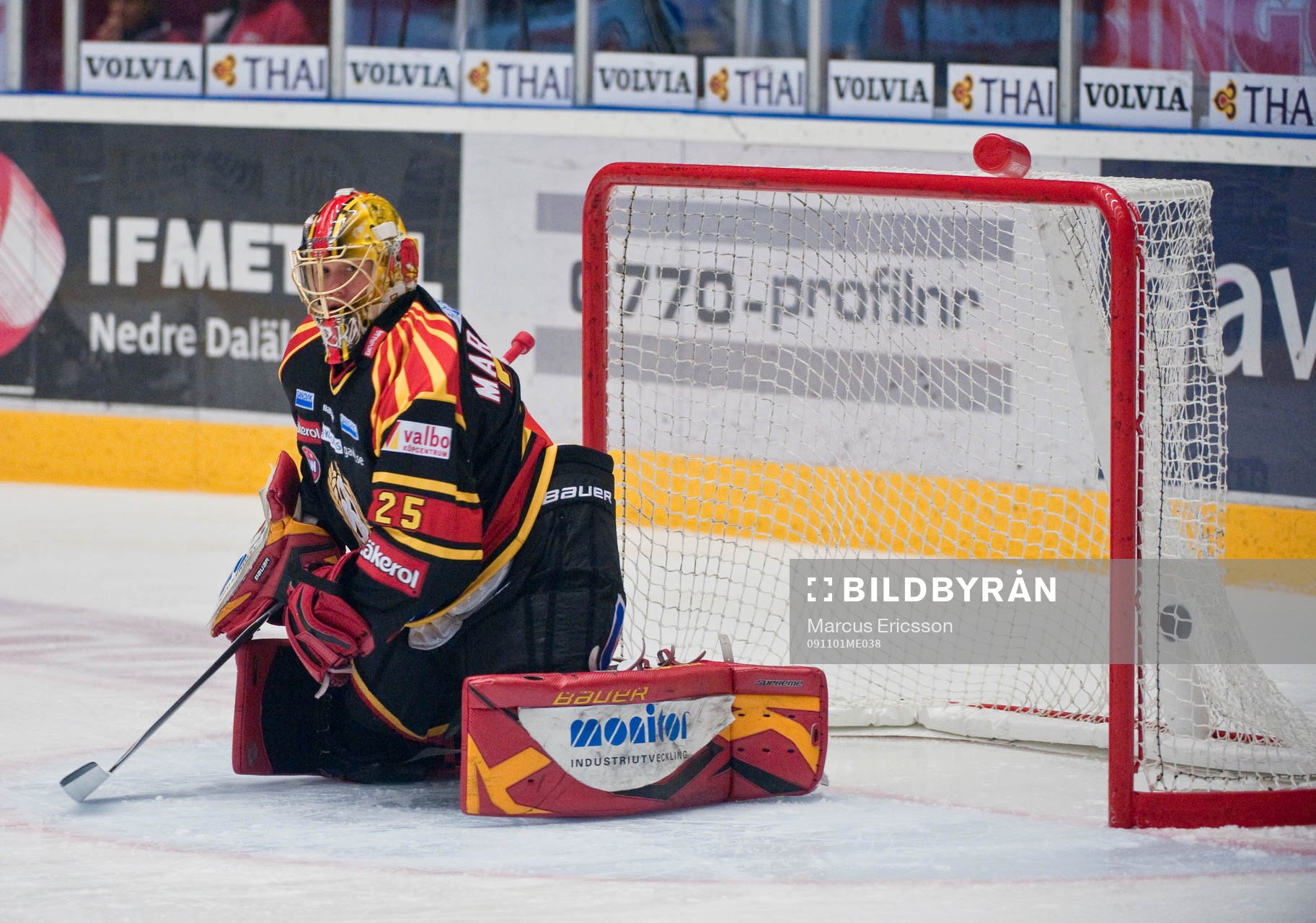 Pucken i mål bakom Jacob Markström, målvakt, Brynäs