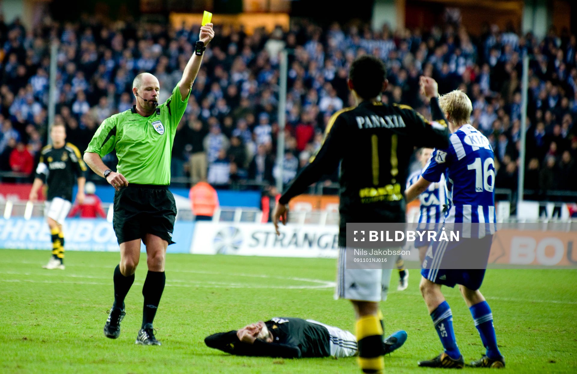 Martin Hansson, domare. Gult kort, varning. Klocka, dator,