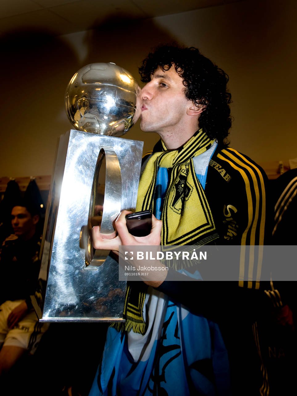 Jorge Ortiz, AIK kysser bucklan. Svenska Mästare, SM-guld,