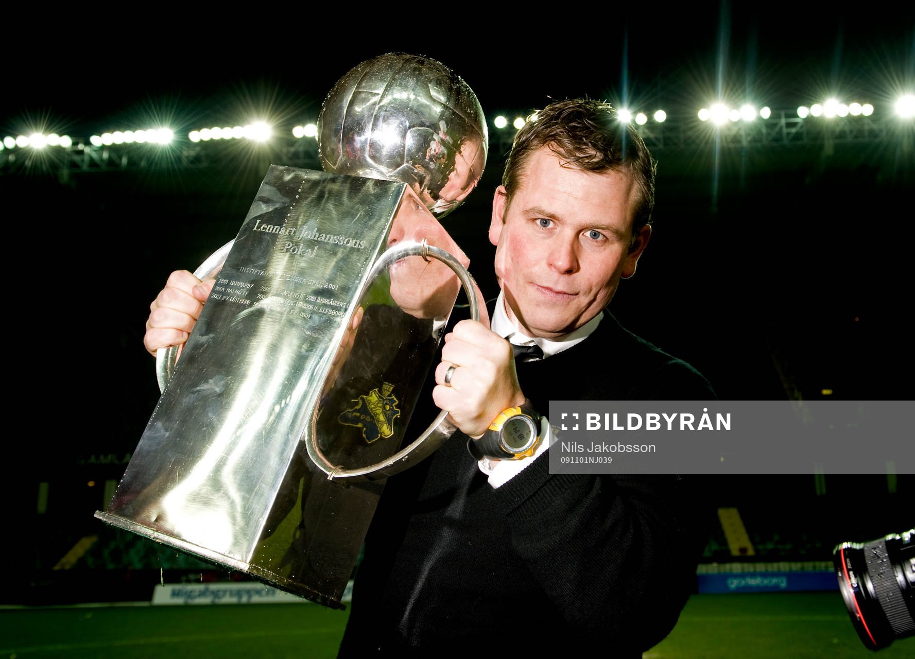 Mikael Stahre, tränare  med pokalen. Svenska Mästare,