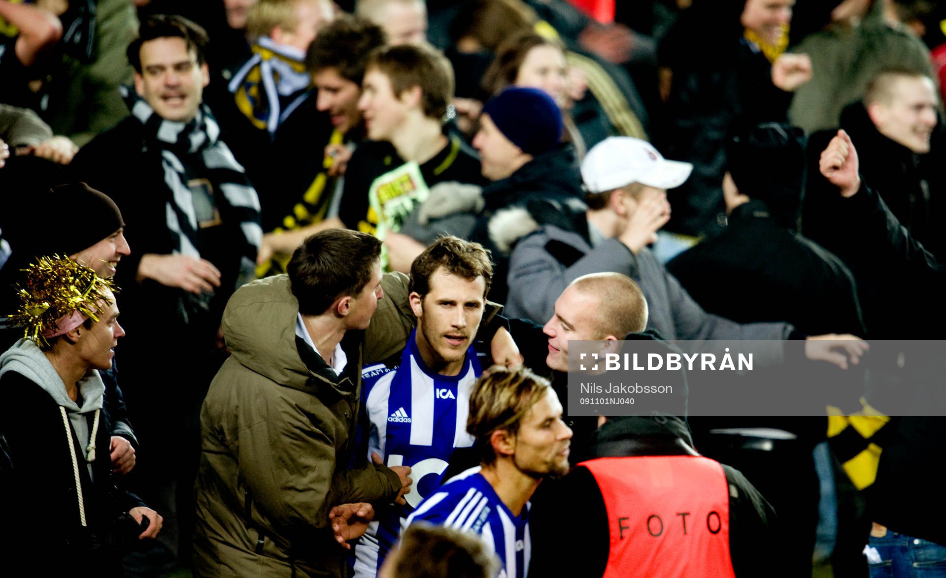 Tobias Hysén, IFK Göteborg, kramas om av AIK-supportrar