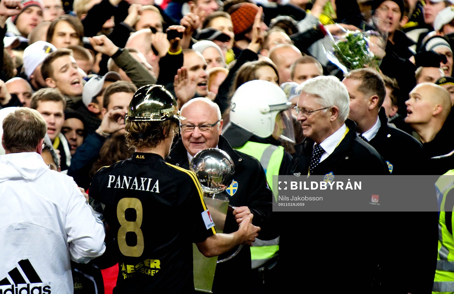 Daniel Tjernström, AIK får pokalen av Lars-Åke Lagrell.