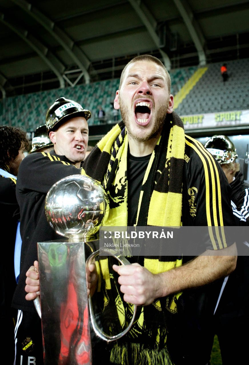 Fotboll, Allsvenskan, AIk - IFK Göteborg: Daniel Öhrlund , AIK med Lennart Johanssons pokal efter matchen mot IFK Göteborg där AIK säkrade SM guldet.
© Bildbyrån - COP 70 - 