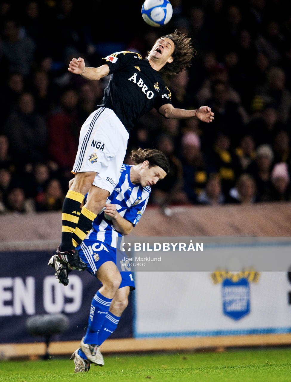 Iván Obolo, AIK, vinner en luftduell mot Gustav Svensson,