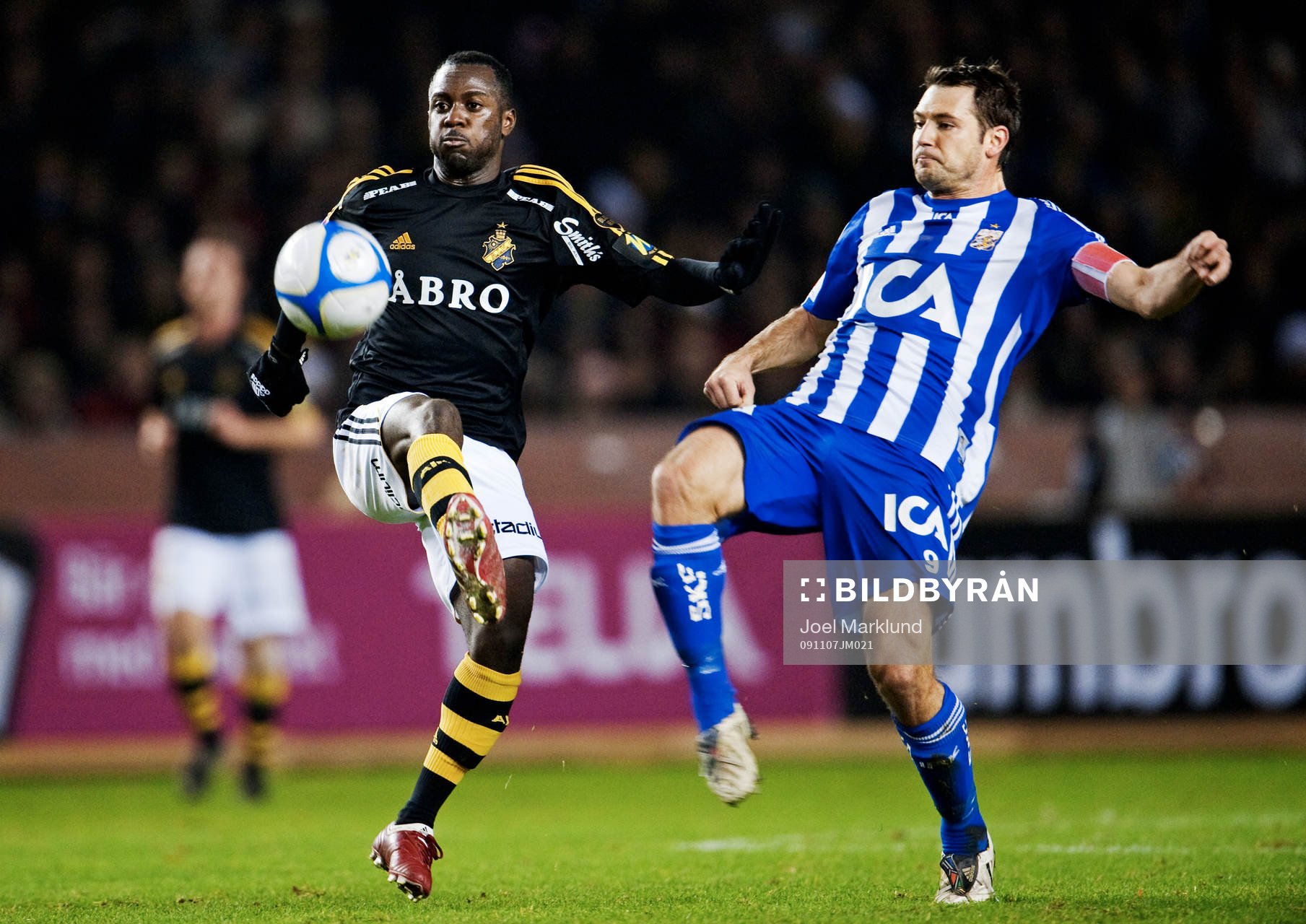 Dulee Johnson, AIK, i kamp om bollen med Stefan Selakovic,
