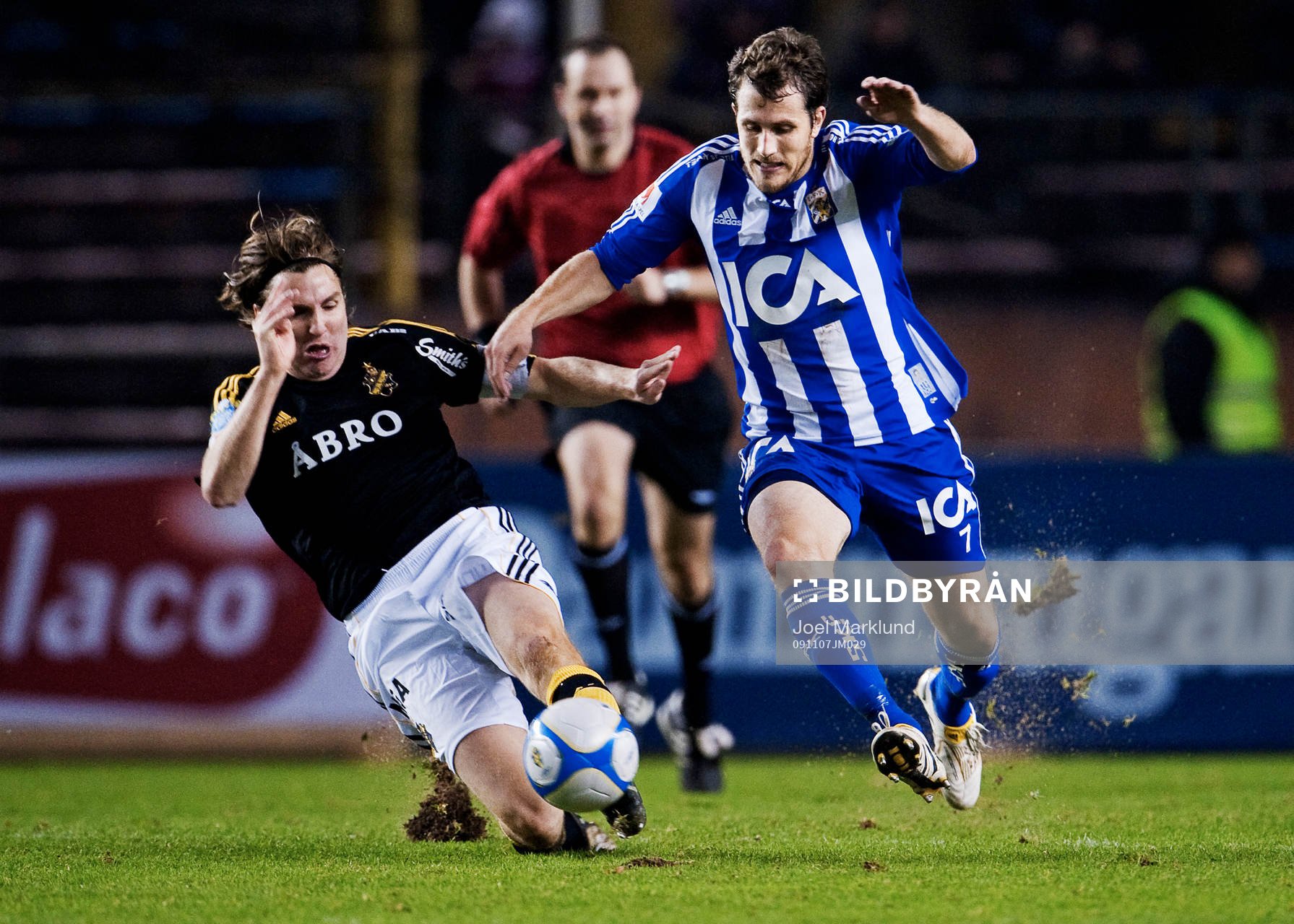 Nils-Eric Johansson, AIK, tacklar Tobias Hysén, IFK