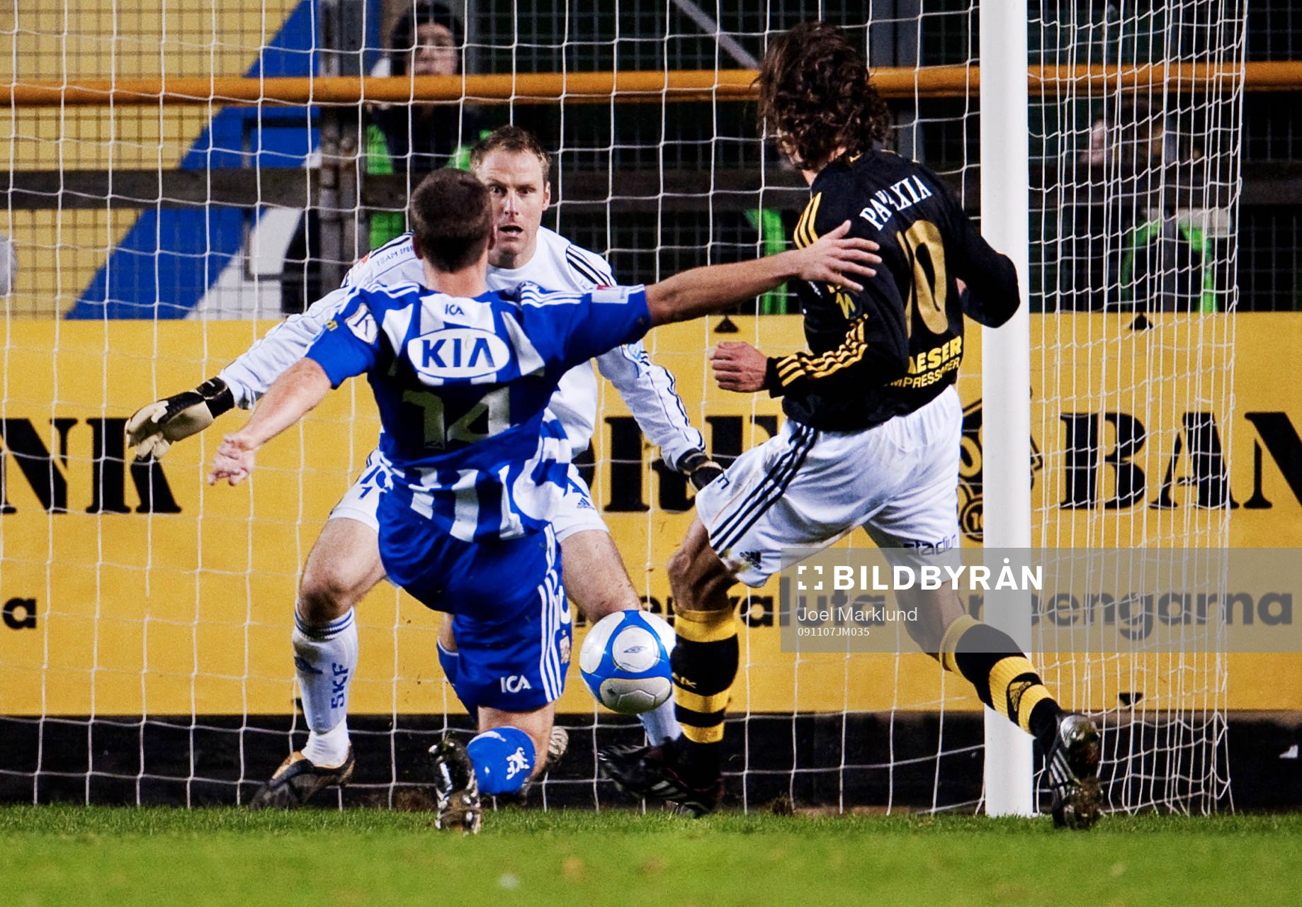 Iván Obolo, AIK, gör 1-0 bakom Kim Christensen, målvakt,